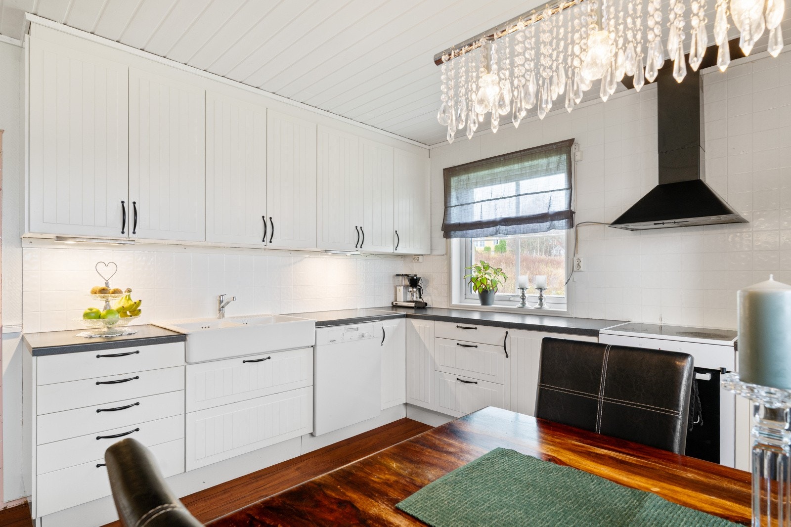 Innredningen består av tidløse, hvite fronter og sorte håndtak. Takstmann har gitt TG1 på kjøkkenet. Galleribilde