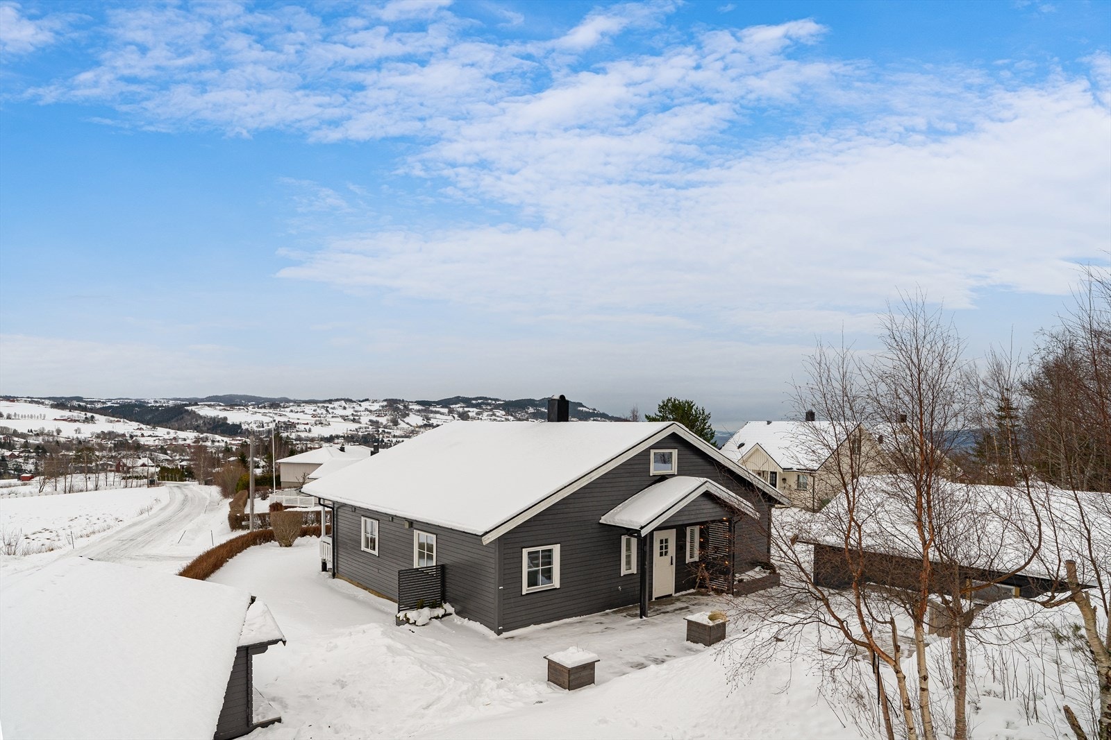Det tar ca. 30 minutter å komme seg til Vanvikan hvor det går hurtigbåt til Trondheim og ca. 35 minutter til Rørvik hvor det går ferje. Galleribilde