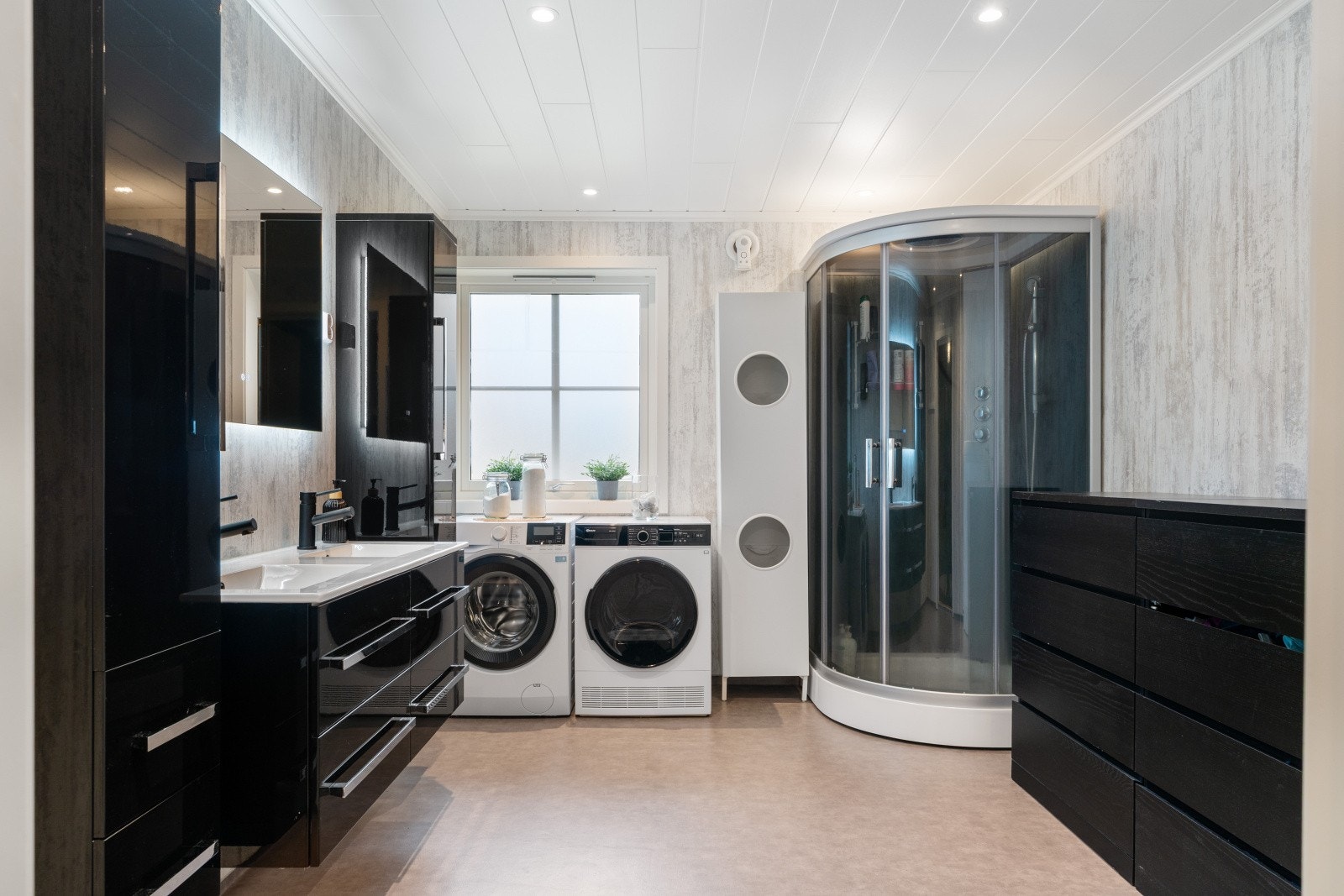 Baderommet ble oppgradert i 2022 og fremstår moderne og tidsriktig. Galleribilde