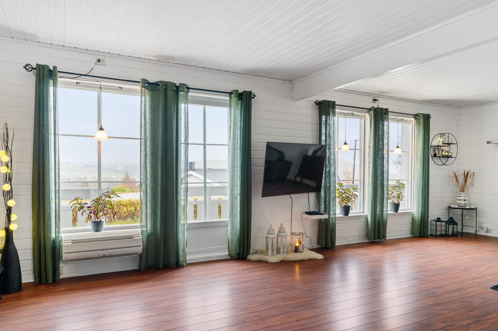 Fra stuen har du flott utsyn og sol fra tidlig morgen. Galleribilde