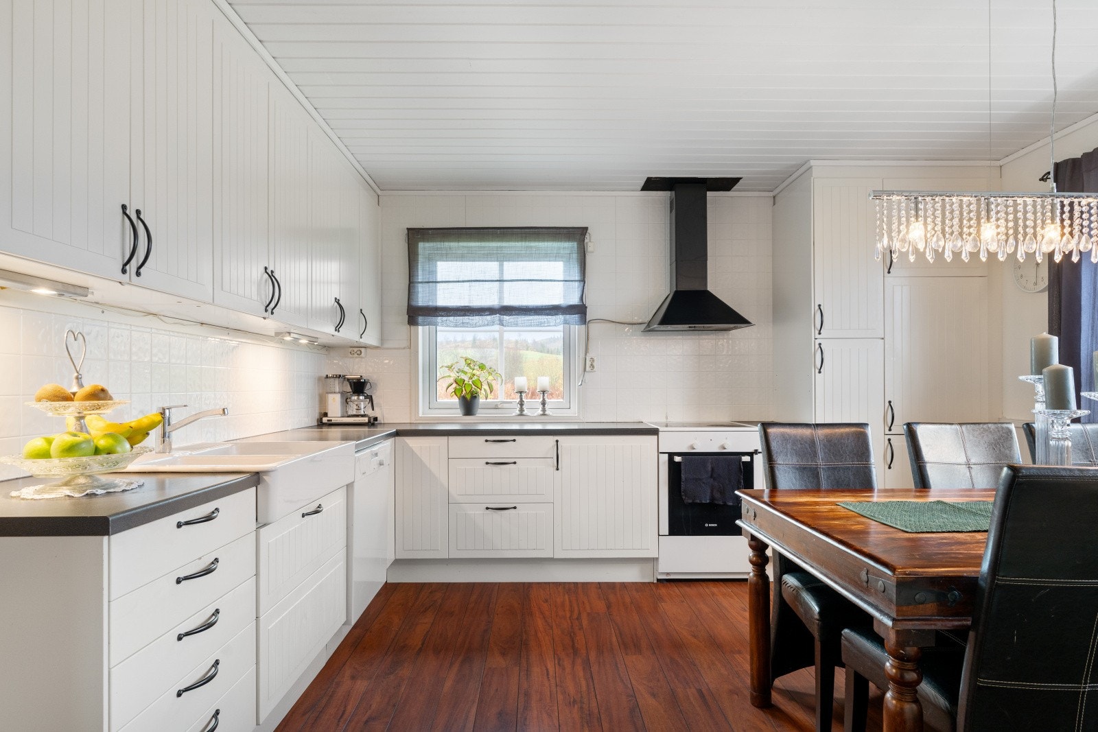 Kjøkkenet er praktisk L-formet med rikelig skap- og benkeplass. Galleribilde