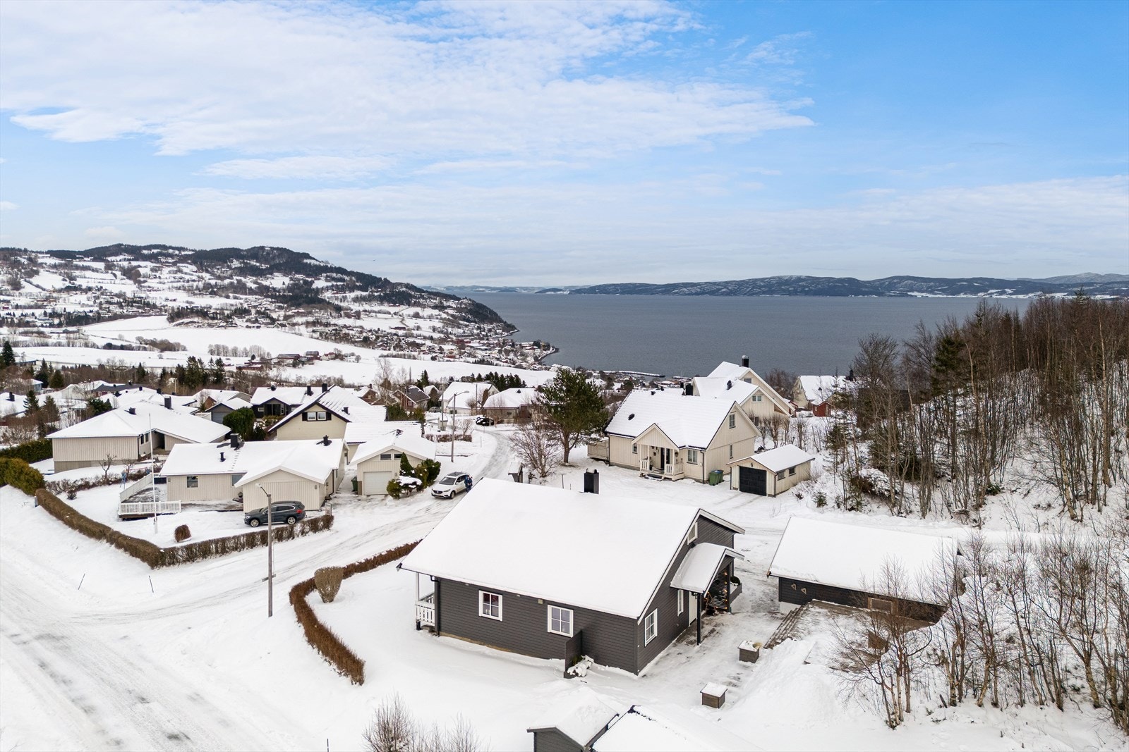 Aktiv Eiendomsmegling v/ Thomas Lerstadgrind har gleden av å presentere Storhaughalla 2! Foto: Vidar Alvik v/ Grattis foto. Galleribilde