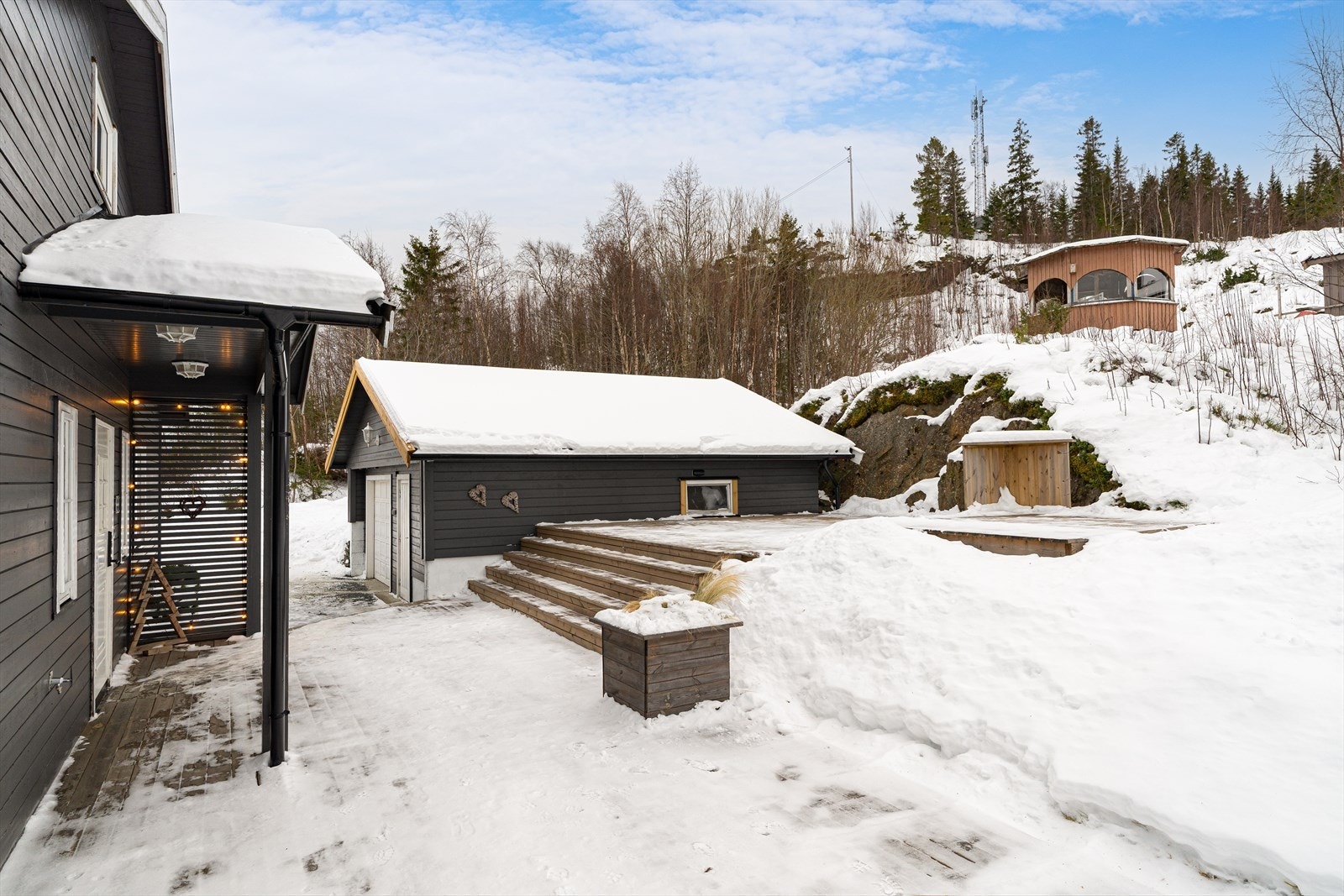 Hyggelig uteområde med flere soner for familien. Galleribilde