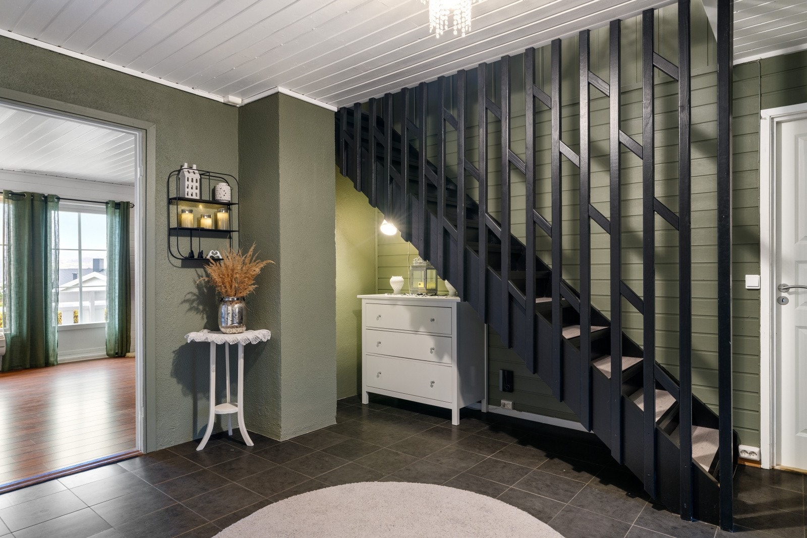 Boligen er malt i tidsriktige farger, noe som gir en behagelig og lun atmosfære. Galleribilde