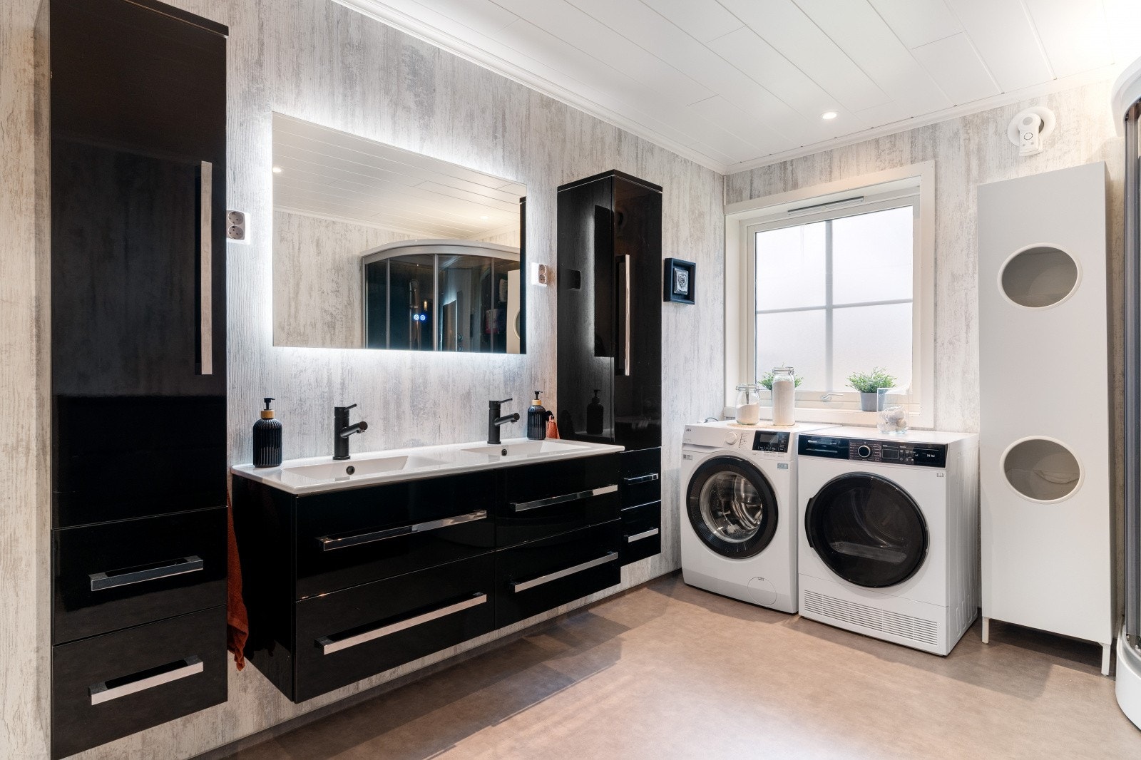 Her er det blant annet god plass til både vaskemaskin og tørketrommel. Galleribilde