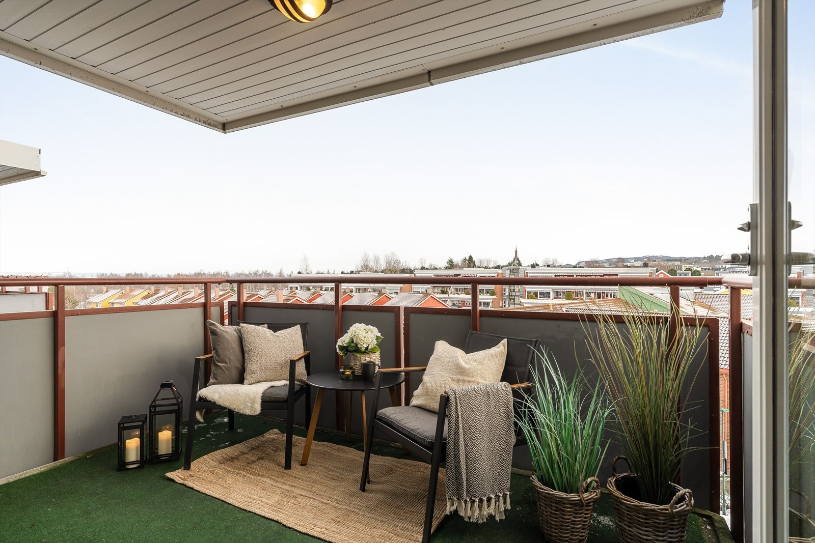 Balkongen vender mot øst, så her har man sola fra tidlig om morgenen midtsommers. Galleribilde