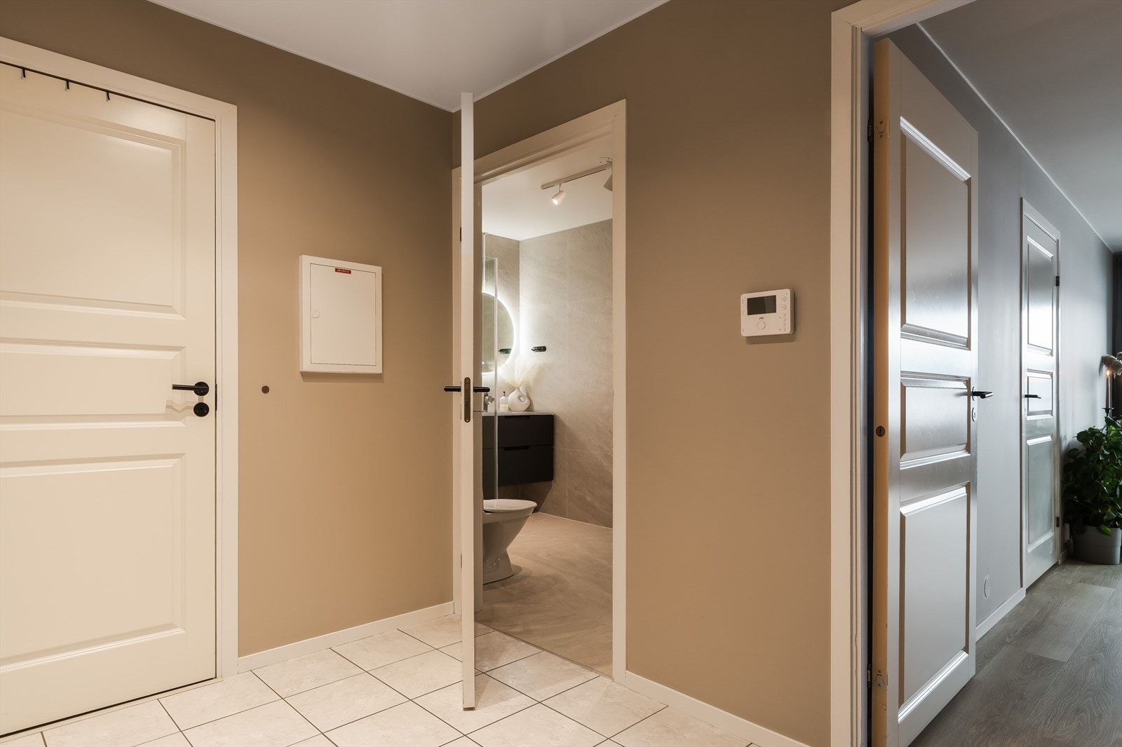 Entréen gir et pent førsteinntrykk og fungerer som et naturlig bindeledd mellom boligens ulike rom. Galleribilde