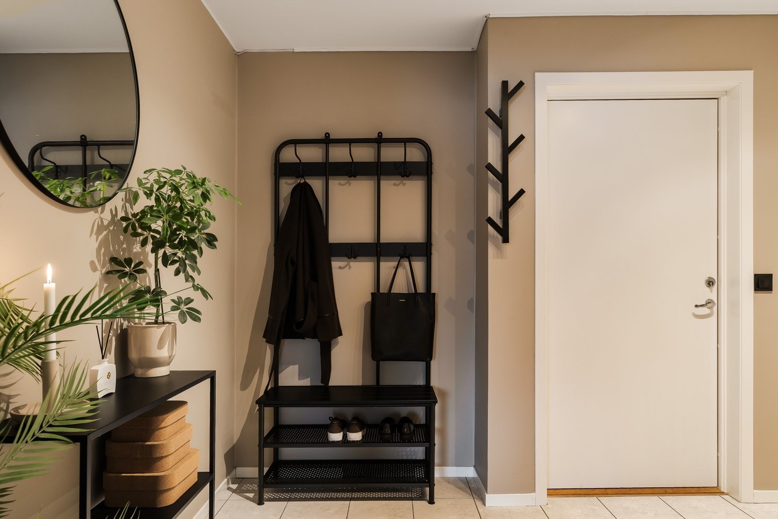 Entréen er innbydende og romslig på ca. 7,5 kvm med god plass til oppbevaring av yttertøy og sko. Galleribilde