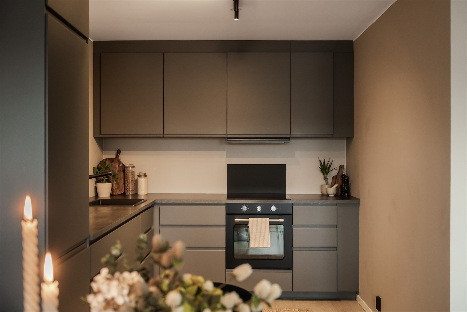 Kjøkkenet er nytt fra 2024, montert av fagfolk, og har god skap- og benkeplass. Galleribilde