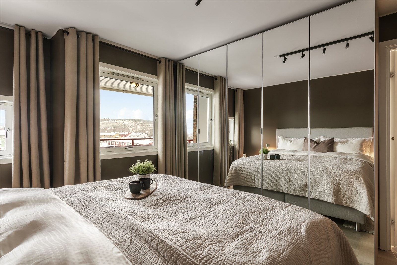 I 2024 ble det etablert et PAX-garderobeskap med god lagringsplass og fleksible innredningsløsninger, som gir ryddig og oversiktlig oppbevaring av klær og utstyr. Galleribilde