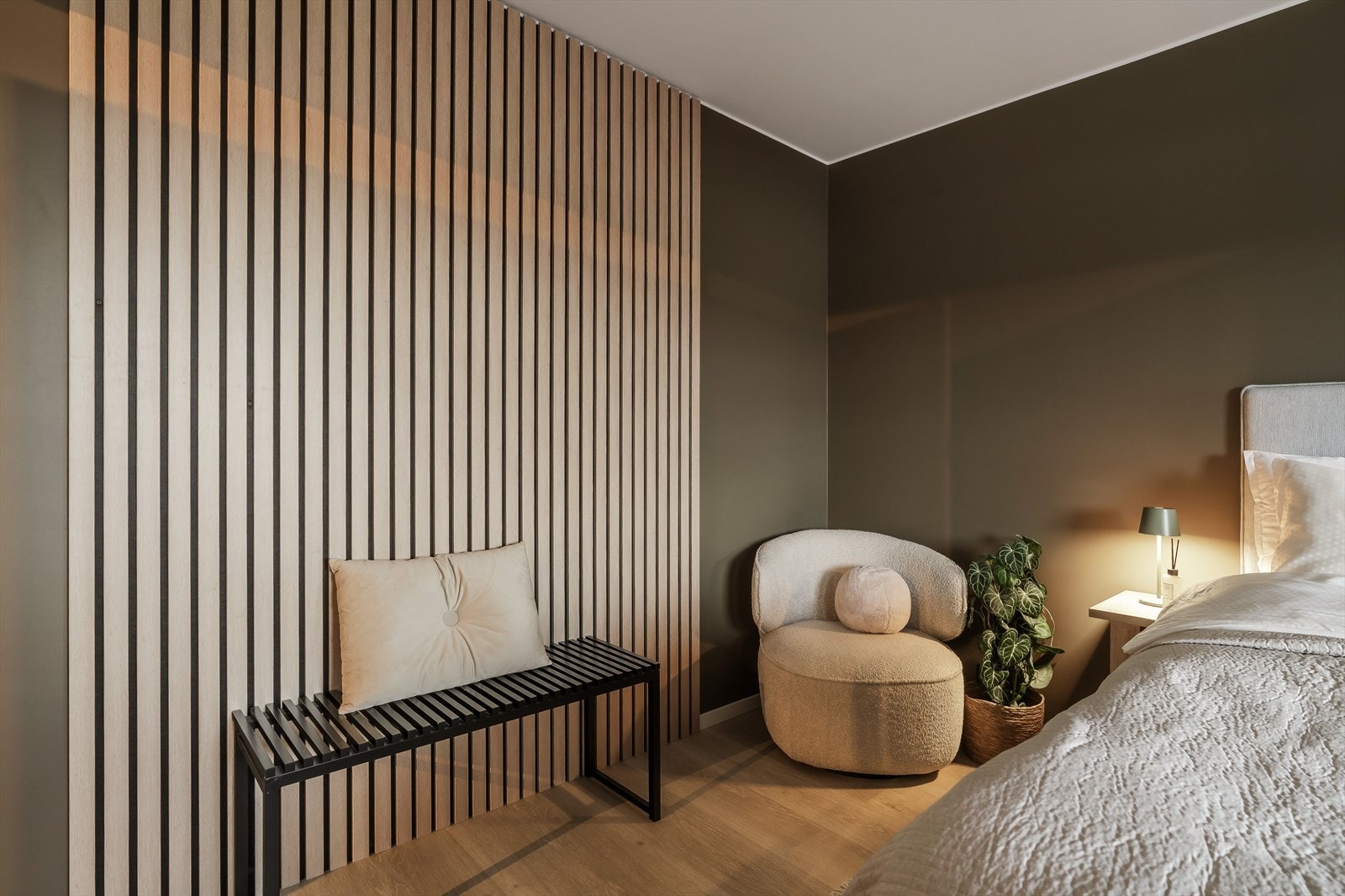 Soverommet har overflater malt i en varm farge og et rolig uttrykk, og på én av veggene er det montert spiler som tilfører rommet et moderne og lunt preg. Galleribilde