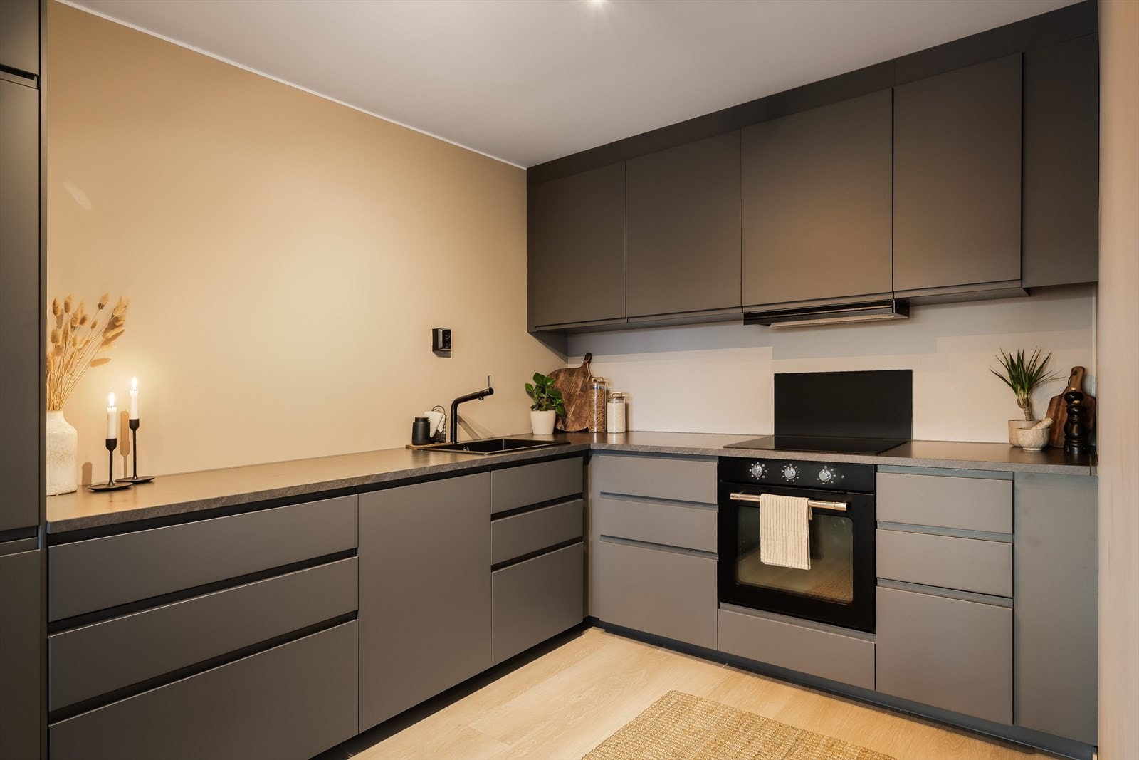 L-formen sørger for ekstra benkeplass, noe som gjør matlagingen til en lek. Galleribilde