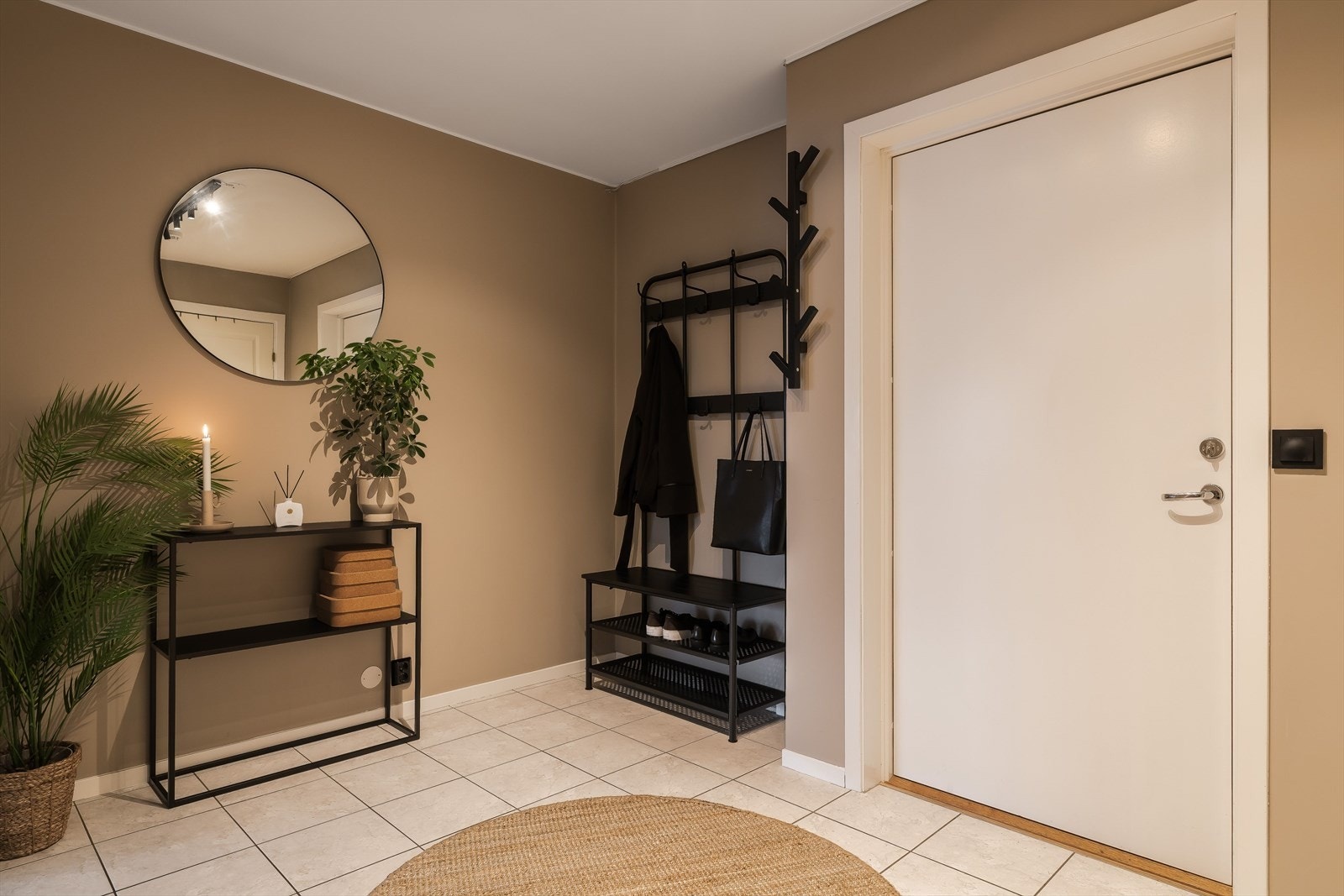 Rommet har en praktisk utforming som gjør det enkelt å holde orden i hverdagen, og det er naturlig plass for både garderobeløsning og ekstra møblement. Galleribilde