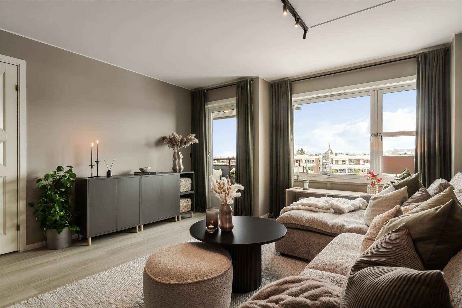 Leiligheten har gjennomgått en rekke oppgraderinger de siste årene, blant annet er det lagt nytt gulv i 2024. Galleribilde