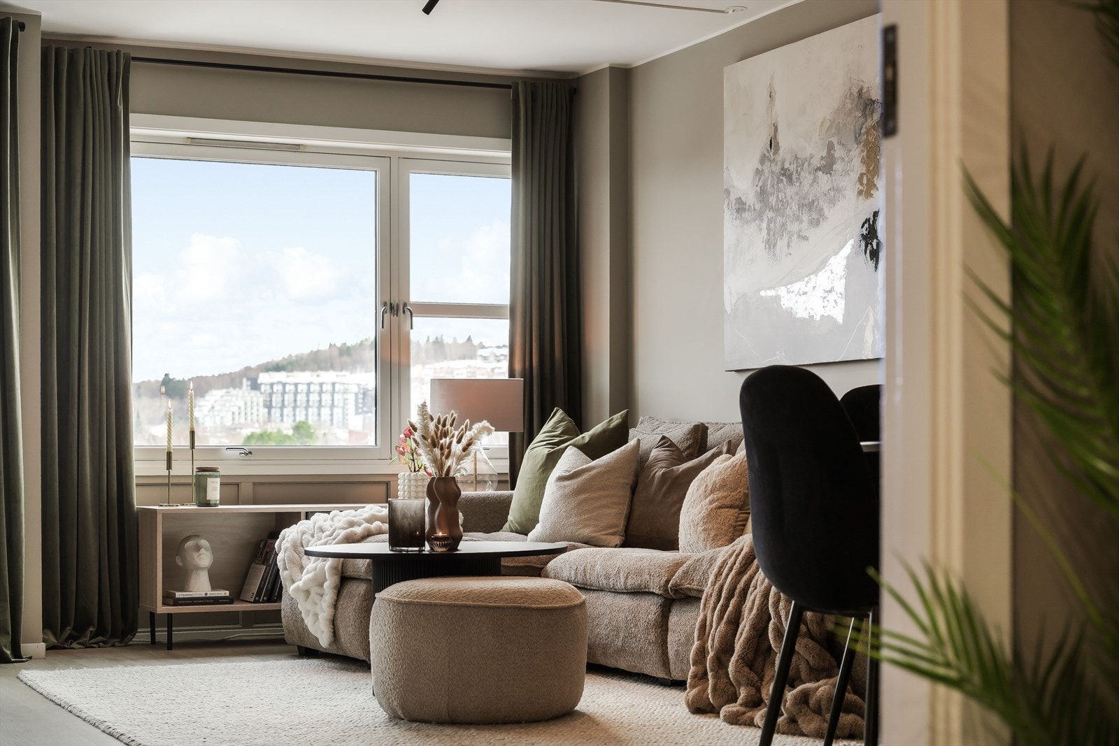 Aktiv Eiendomsmegling v/ Marius Kvalvik har gleden av å presentere Frode Rinnans veg 4 - en strøken og oppusset 2-roms leilighet i toppetajsen. Foto: Grattis Foto v/ Vidar Alvik. Galleribilde