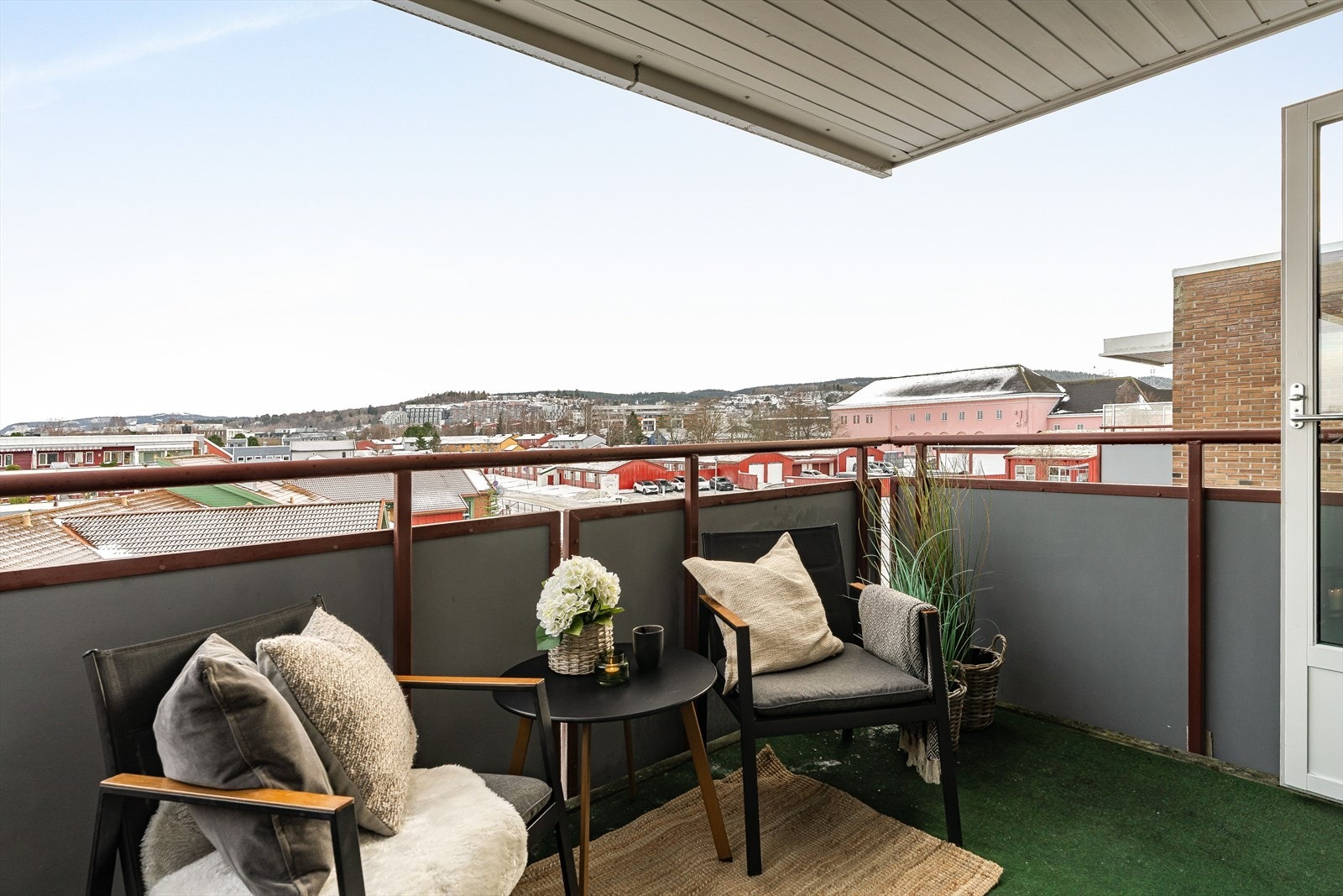 Balkongen er på ca. 8 kvm og har langstrakte utsiktsforhold. Galleribilde