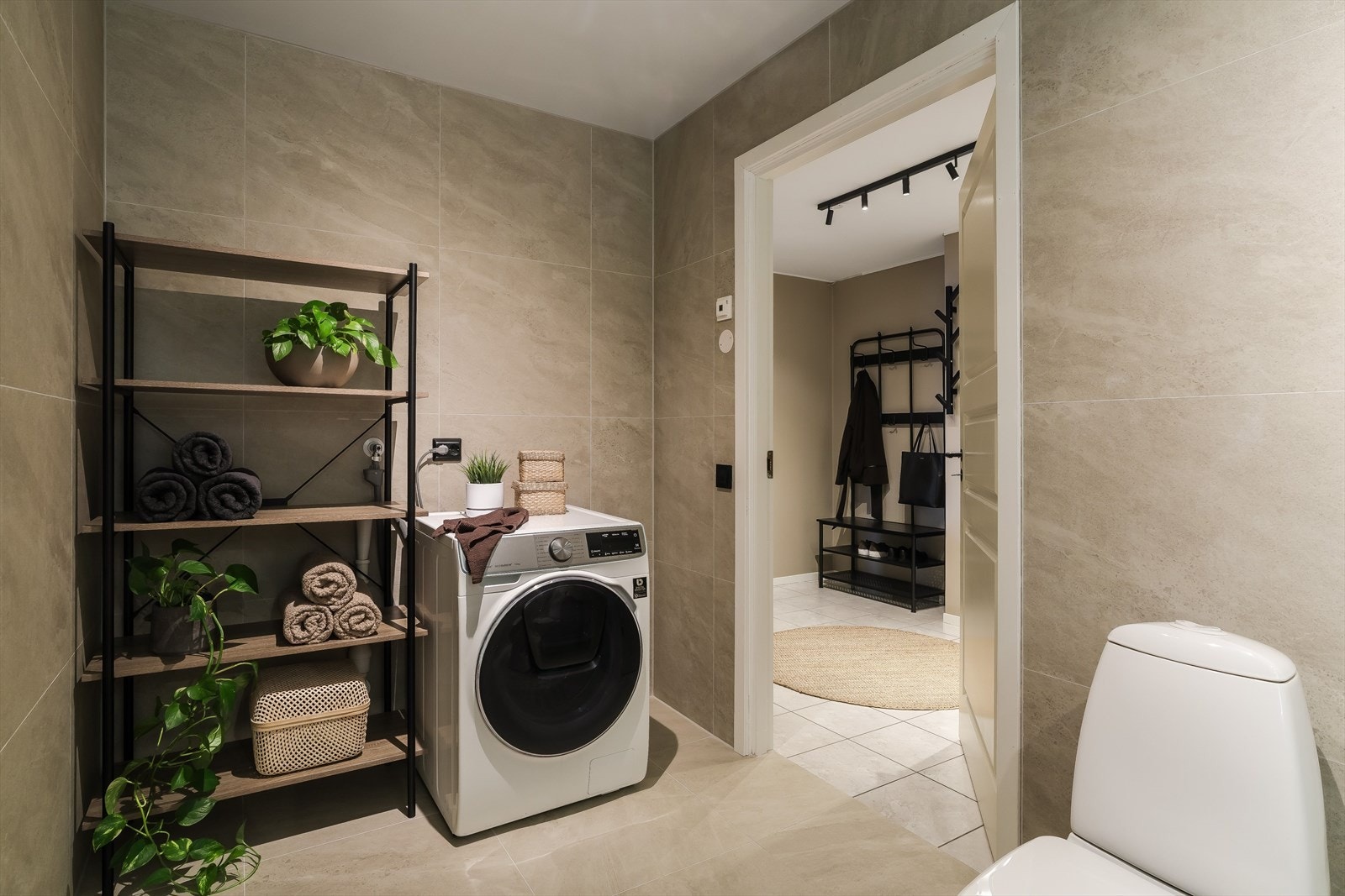 Badet er lekkert og moderne, og ble pusset opp i 2023 av System Flis. Galleribilde