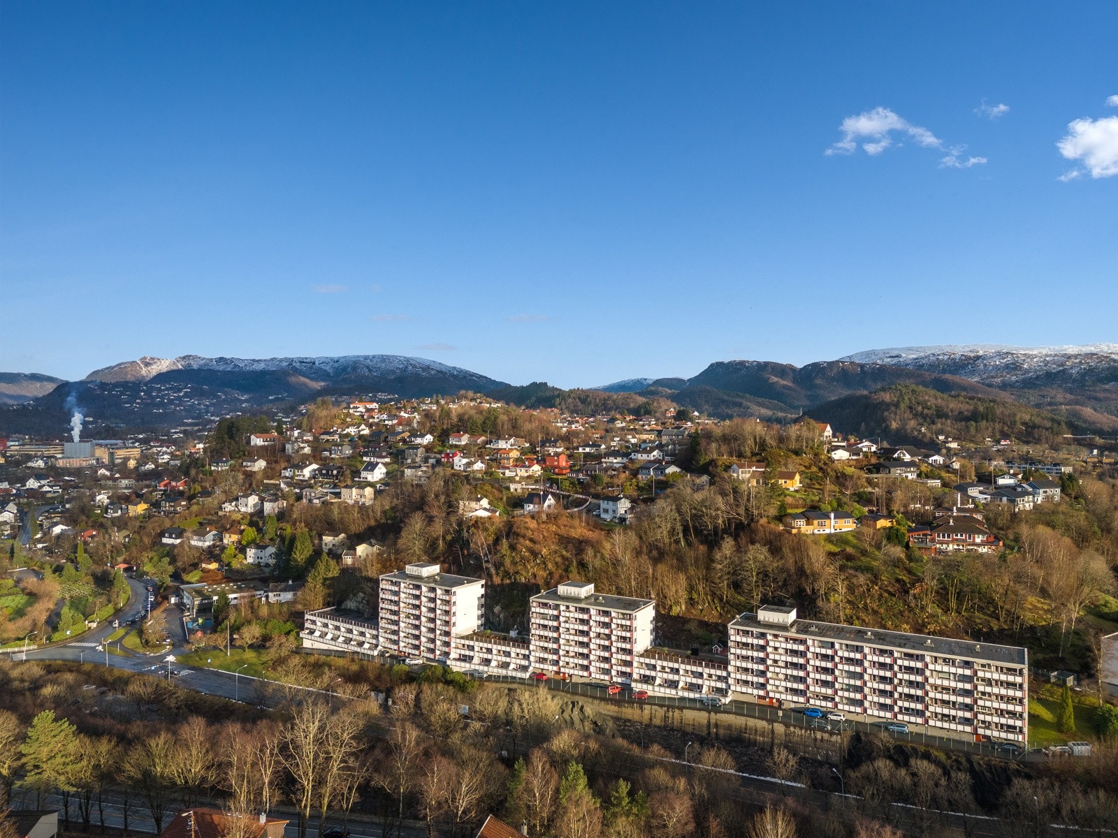 Øvsttun Borettslag ligger helt i starten av Elvenesvegen, mot Nesttun. Med 5 min. gange til Kiwi og Rema1000, 2 min. til nærmeste buss-stopp og 10 min. til Nesttun med alle servicetilbud og bybanestopp. Nærmeste bybanestopp er Skjoldsskiftet. Galleribilde