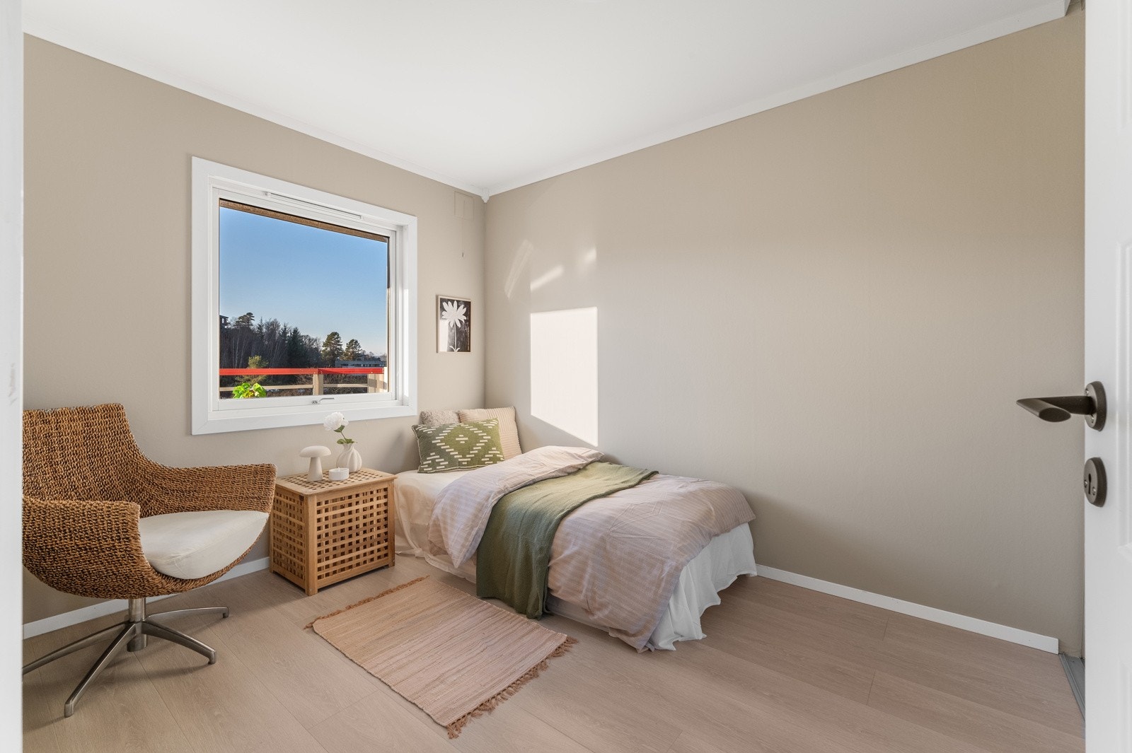 Soverom nr. 2 ligger i forkant på samme side som altanen. Galleribilde