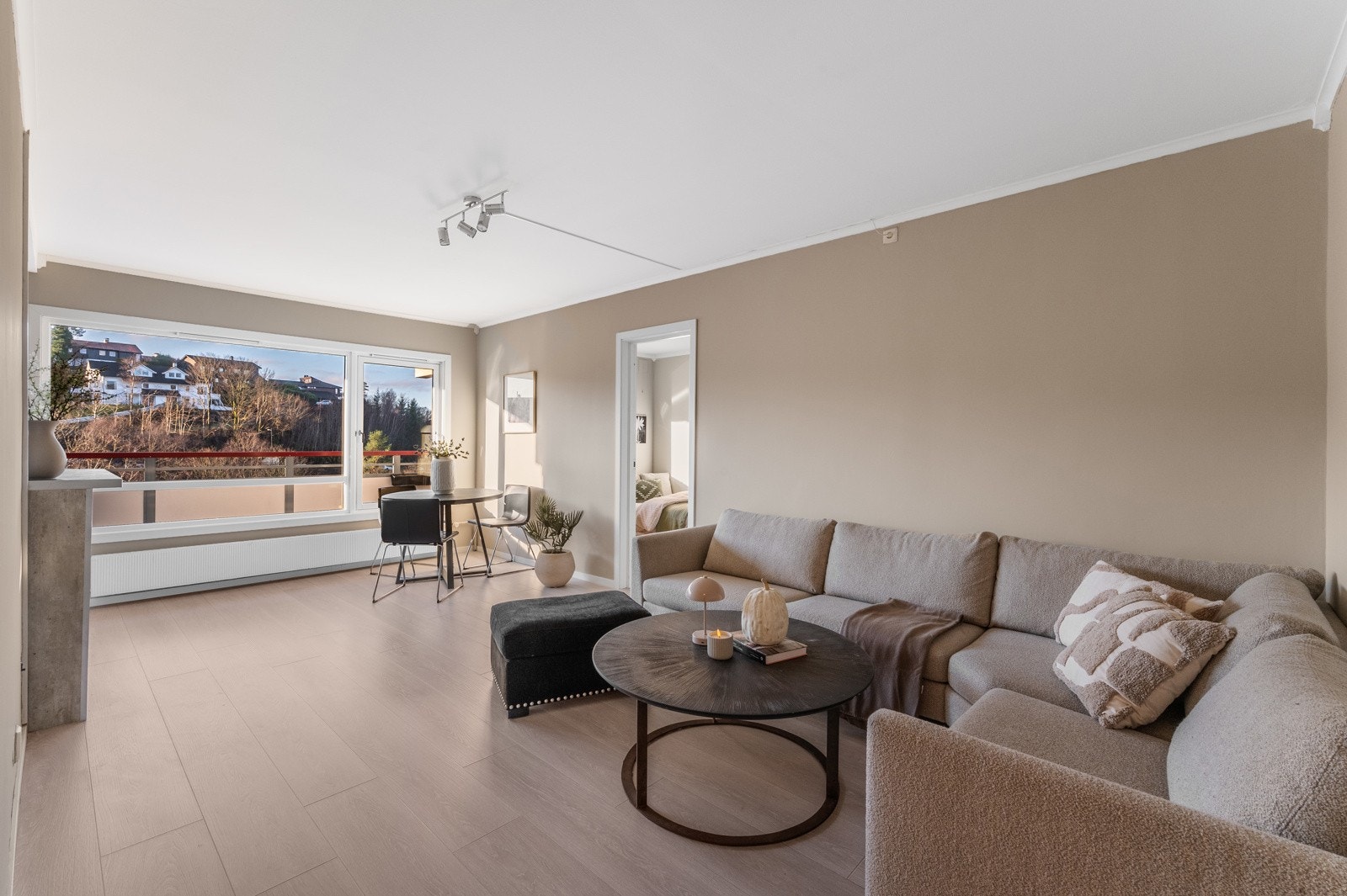 Stuen er lys og tiltalende med en harmonisk atmosfære. Galleribilde