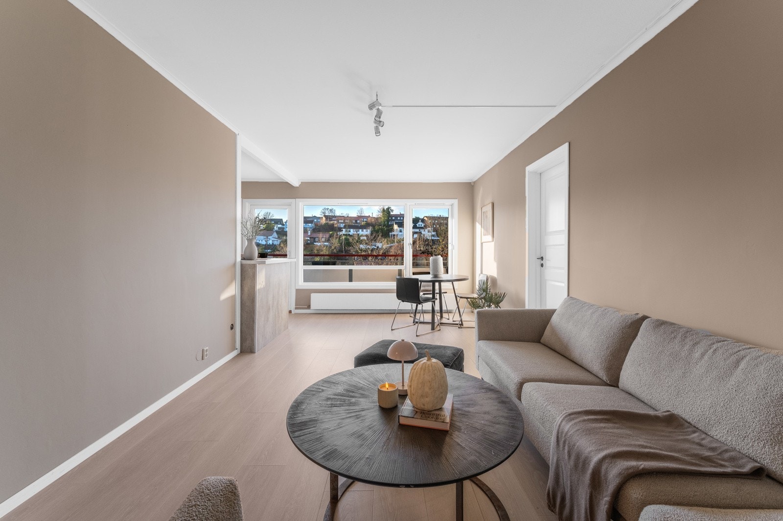 Her er det god plass til sofagruppe og spisebord. Galleribilde