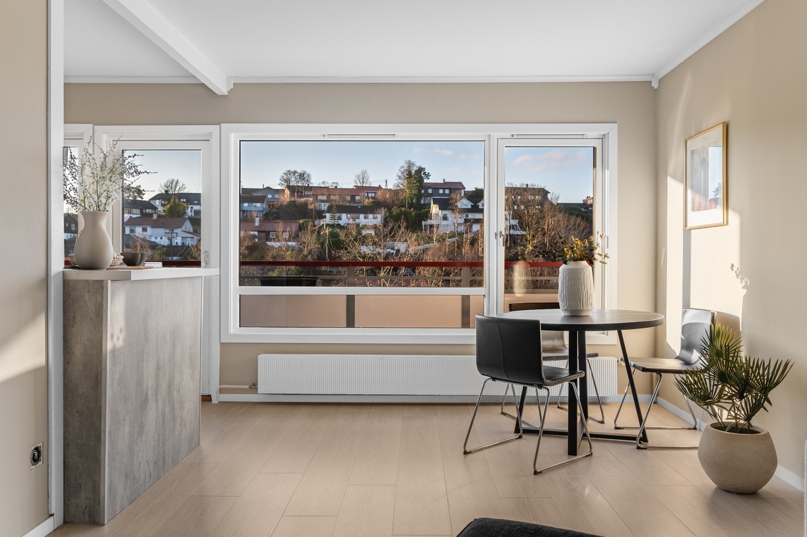 Kjøkkenet og stuen er plassert i en delvis åpen løsning. Galleribilde