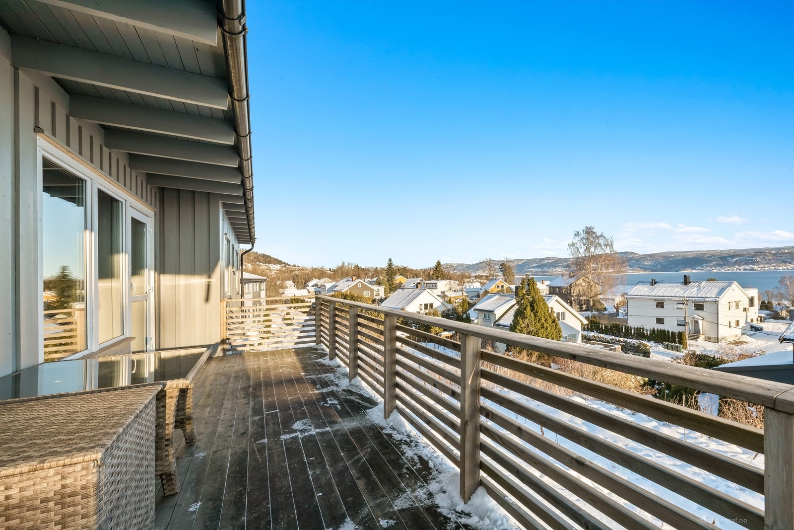 Fantastisk utsikt fra romslig terrasse Galleribilde
