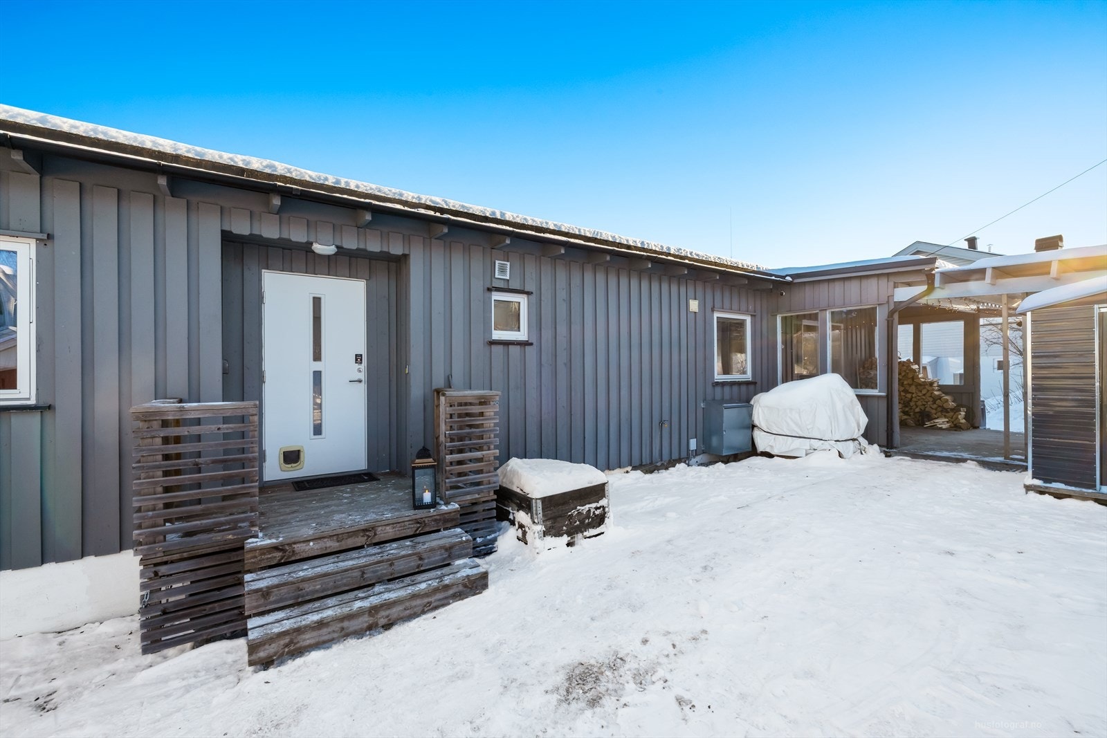 Det er godt med parkering i gårdsplass i tillegg til garasje Galleribilde