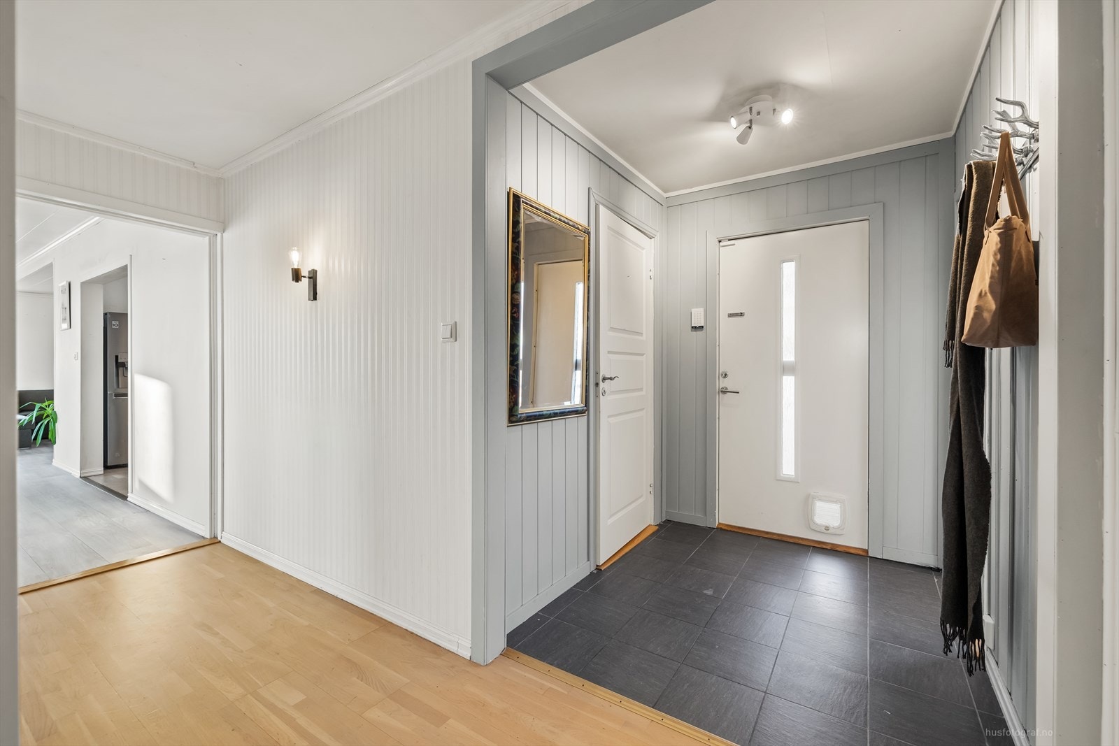 Innbydende entre med praktiske fliser på gulv Galleribilde