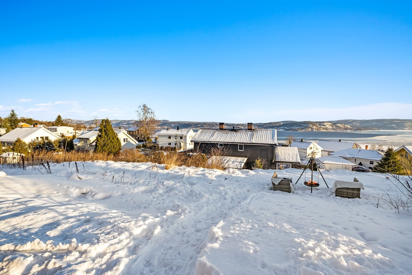 Sjarmerende utsikt mot fjorden og fjellene Galleribilde