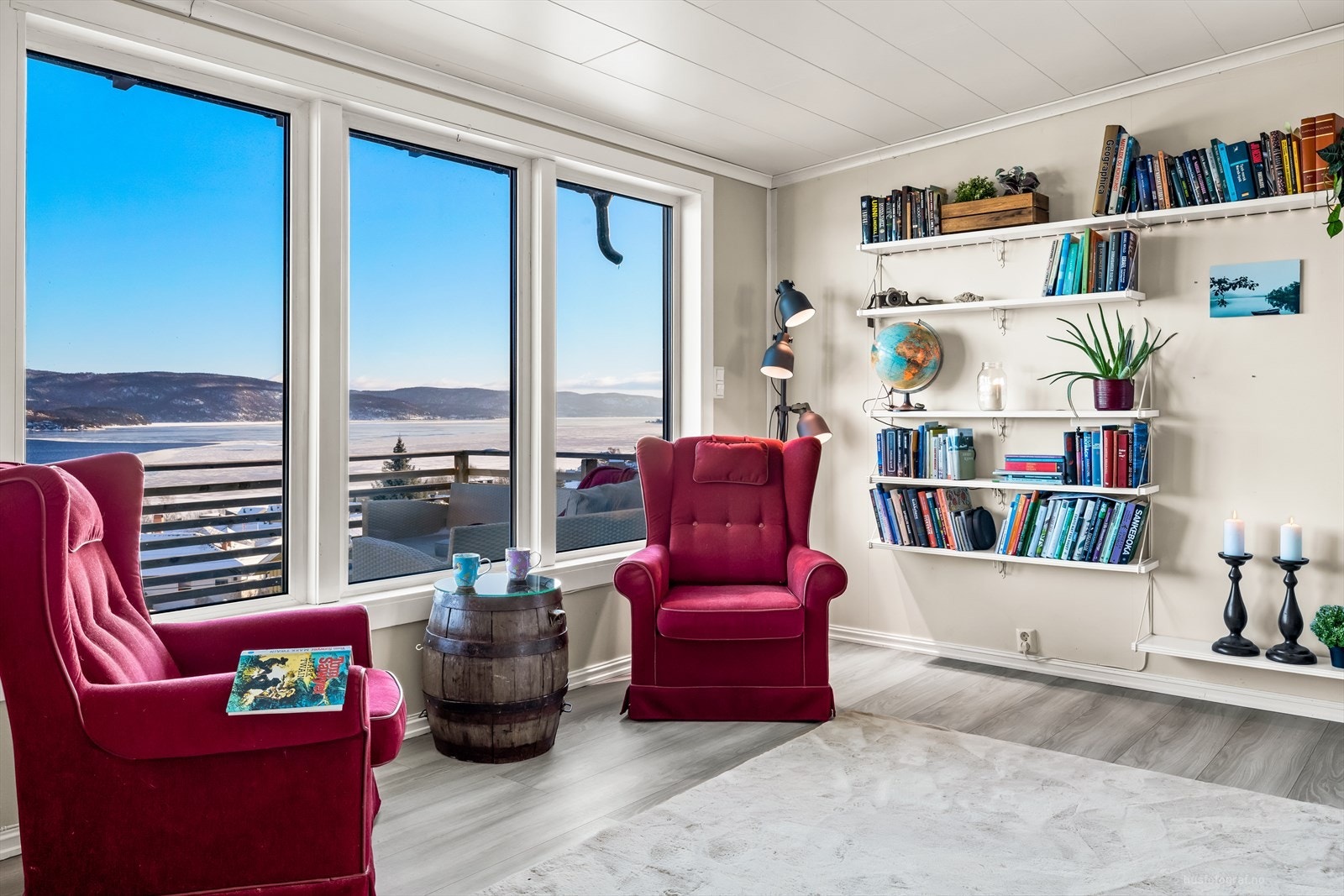 Fantastisk panoramautsikt over fjorden. De store vindusflatene gir godt med naturlig lys Galleribilde