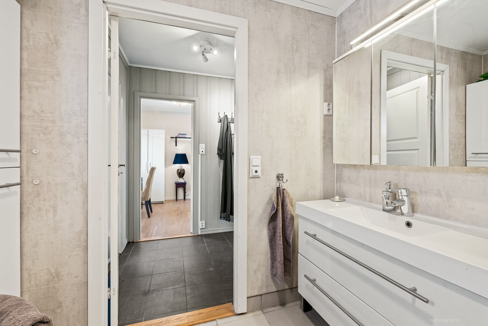 Det er elektriske varmekabler i gulv Galleribilde