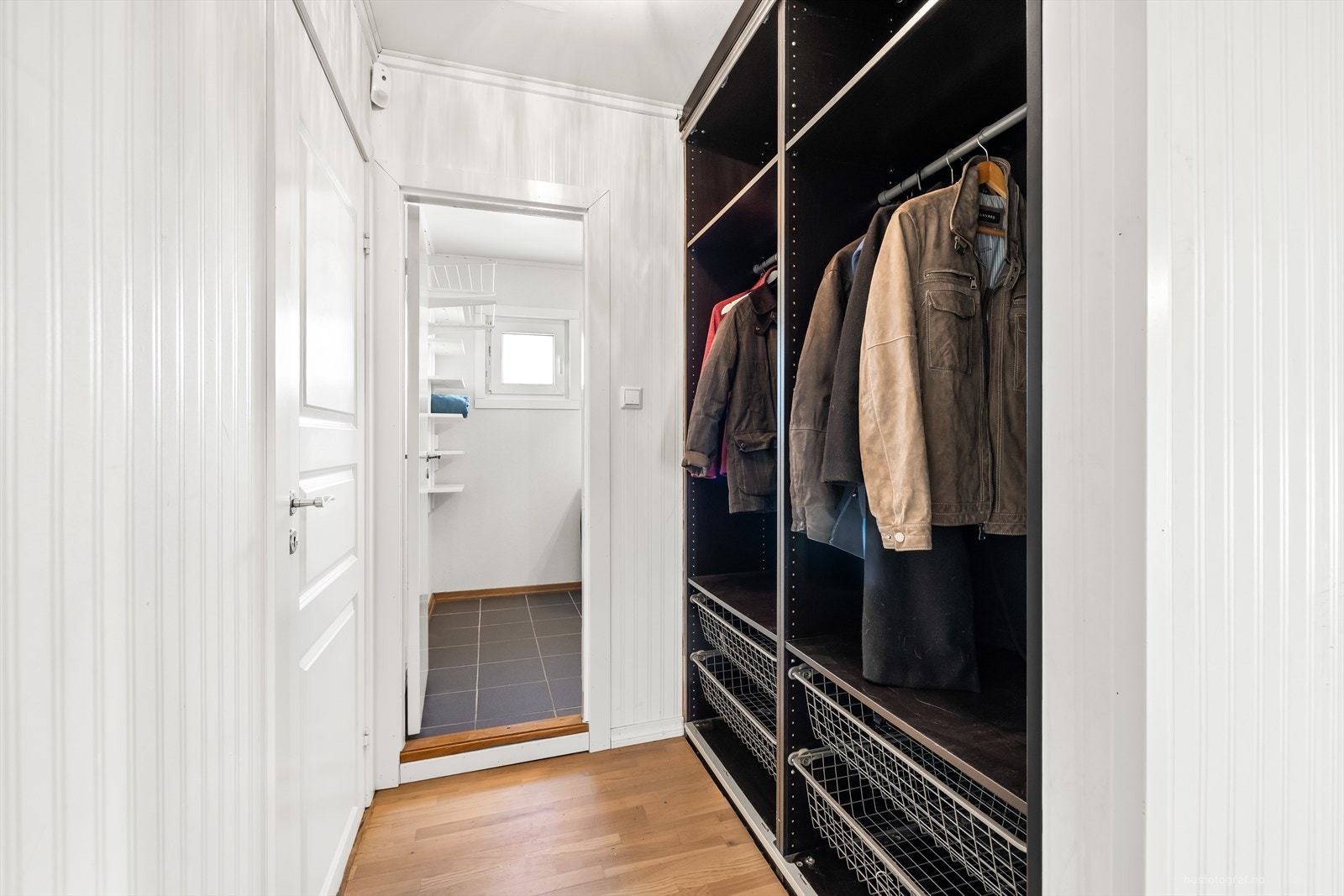 Gang med praktisk garderobeløsning Galleribilde