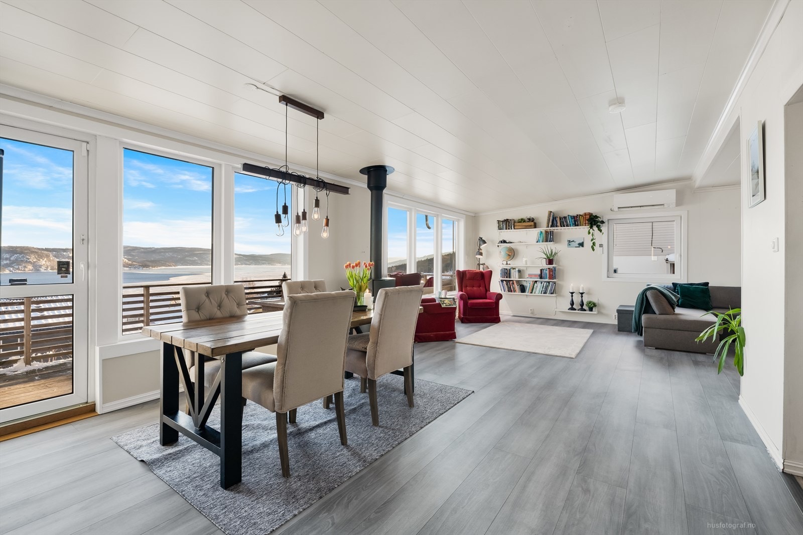 Lys og romslig stue med flott utsikt over vannet Galleribilde