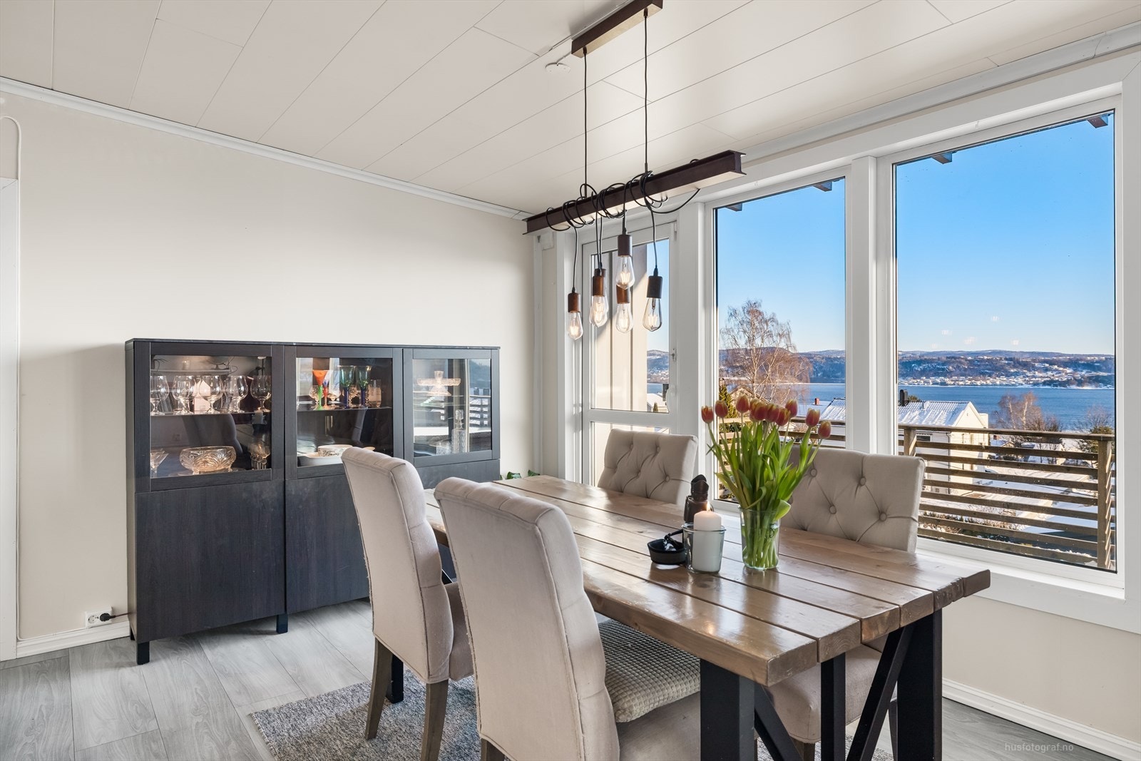 Det er direkte utgang til terrasse fra stuen Galleribilde