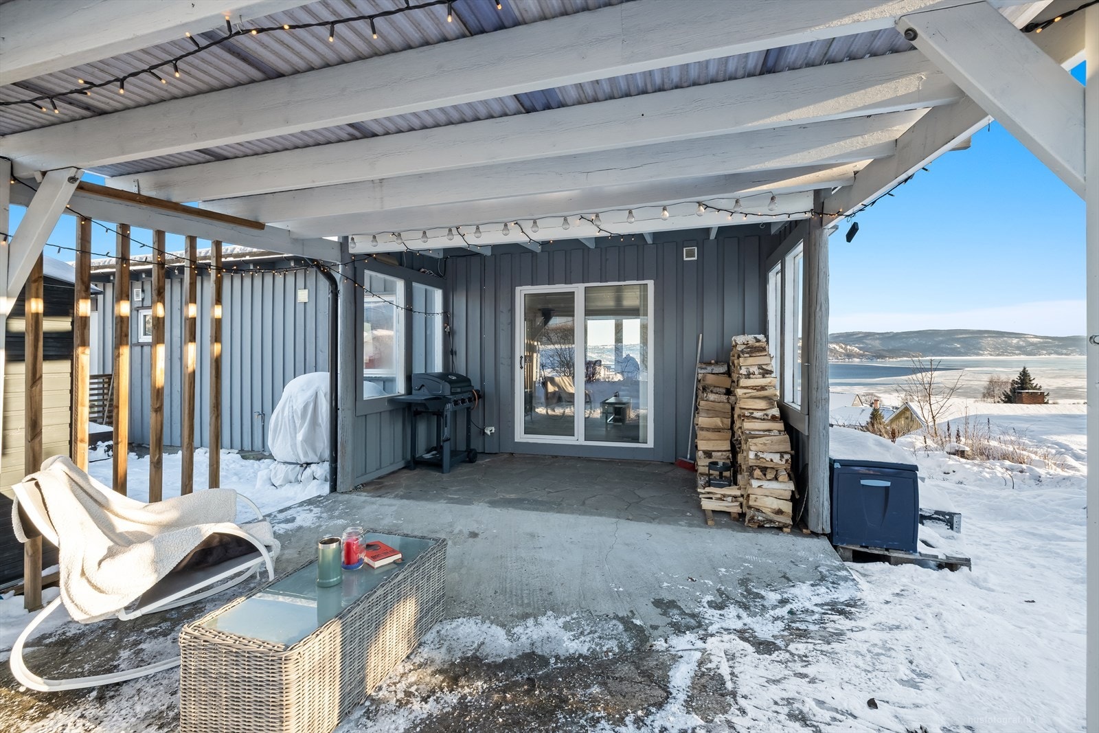 Sjarmerende uteplass med overbygg, perfekt for koselige vinterkvelder Galleribilde