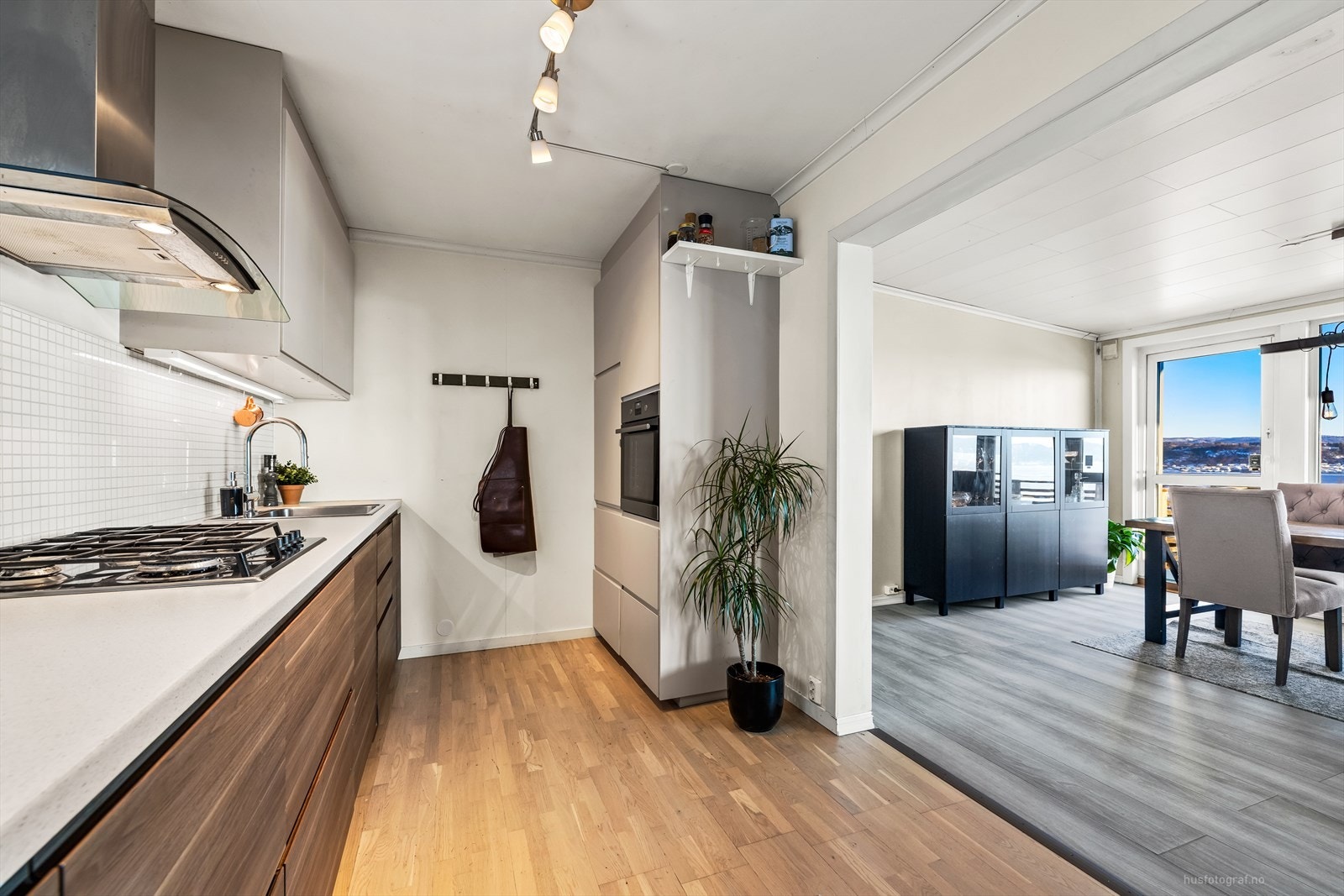 Lys og moderne kjøkkenløsning med åpen tilgang til spisestue Galleribilde