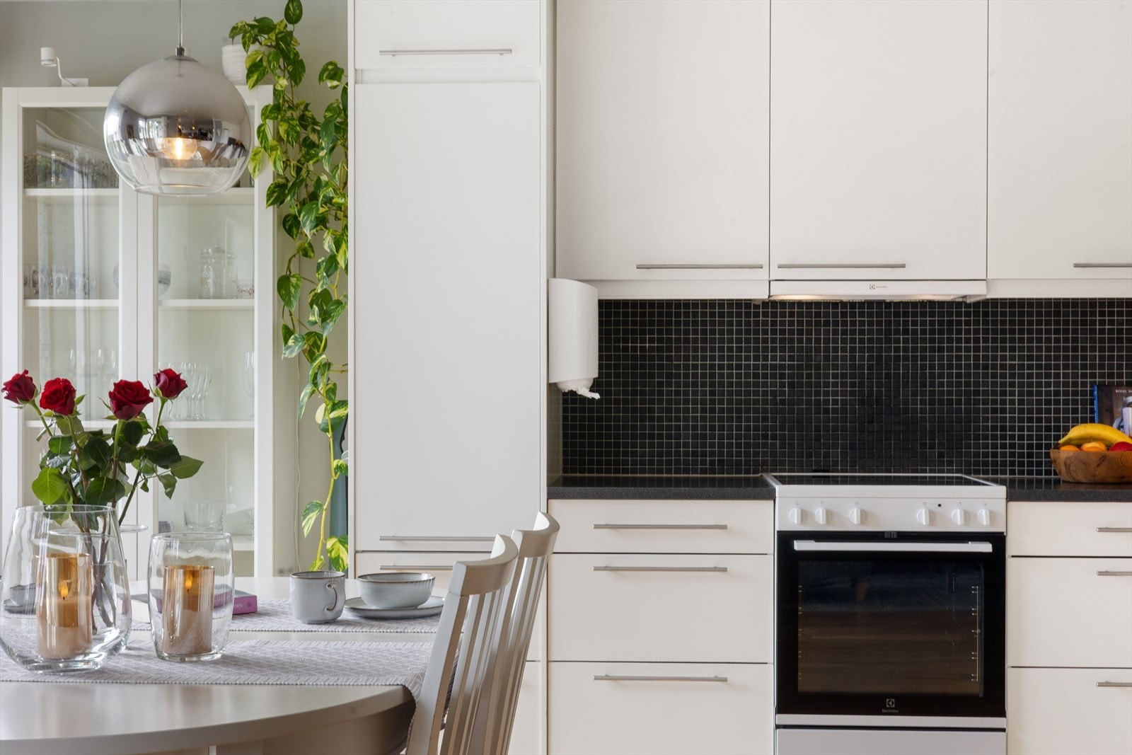 Hvitevarer medfølger. Det er takhøye overskap, så man slipper å tenke på at støv/skitt samler seg over disse. Galleribilde