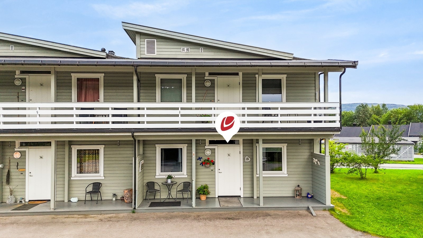 Terrasse på ca. 9 m2 med adkomst via dør fra stuen. Leiligheten ligger på enden av rekken i 1.etg på høyre hånd. Galleribilde
