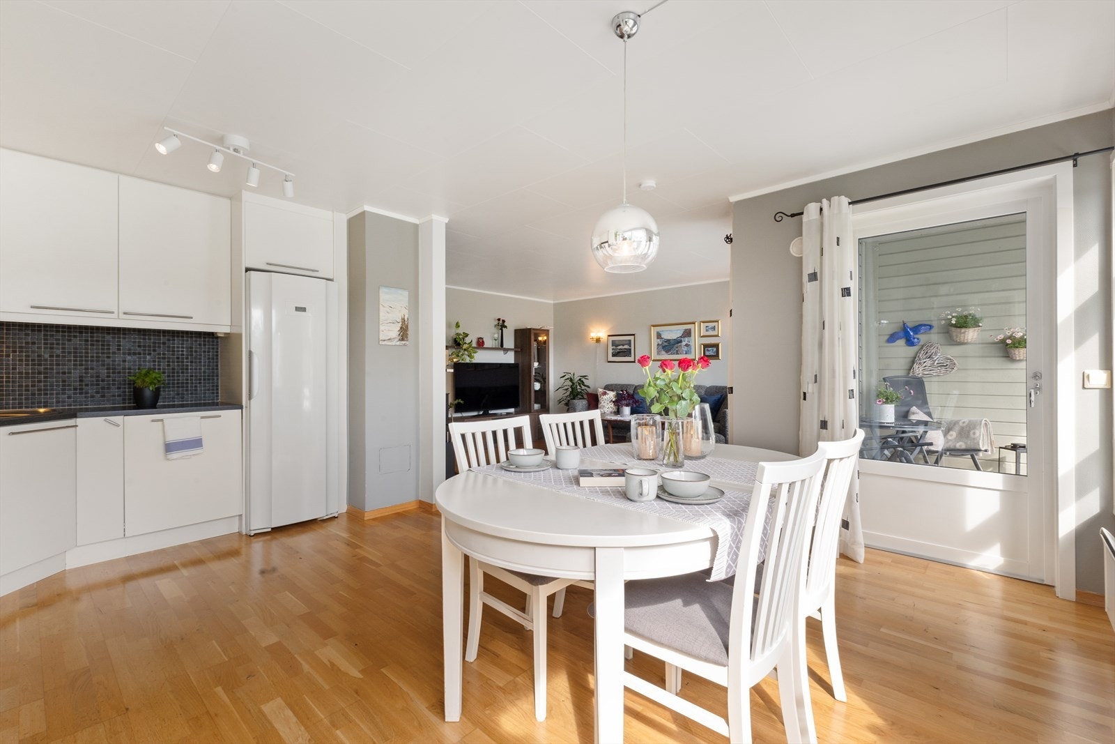 Dør ut til terrassen er i fra kjøkkenet. Galleribilde