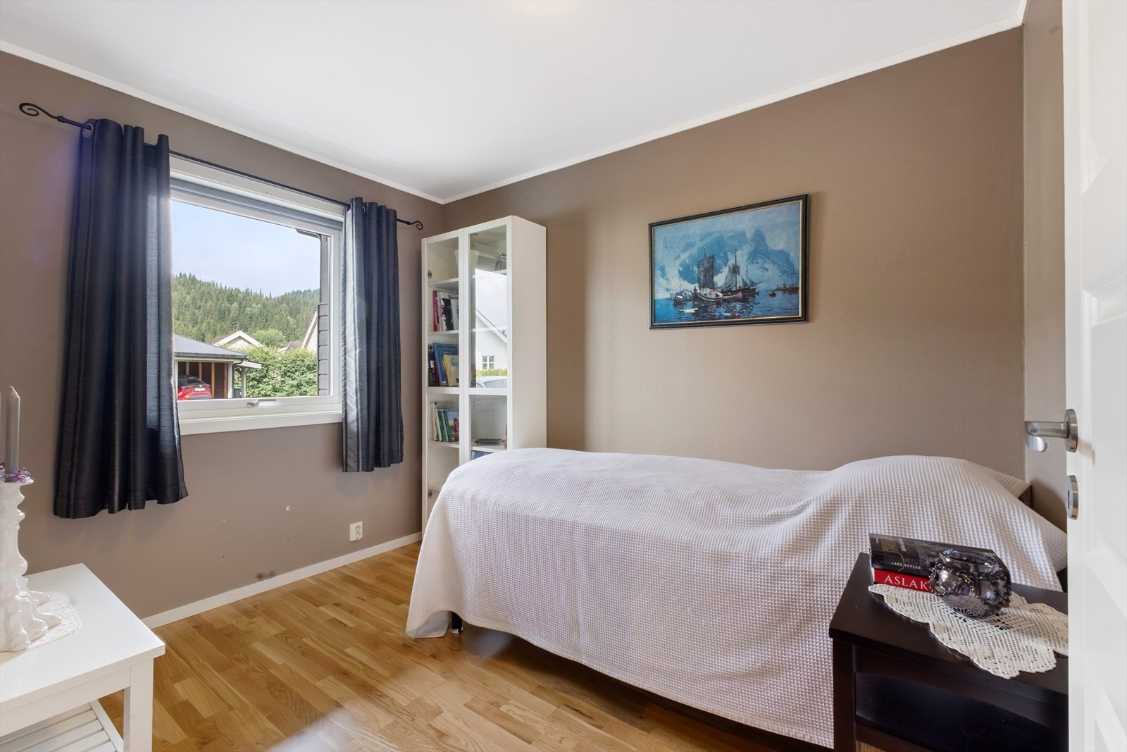 Soverom 1. Begge soverom er store av størrelse. I tillegg så er begge vendt mot den delen av bygget, hvor det stort sett er en behagelig temperatur. Galleribilde