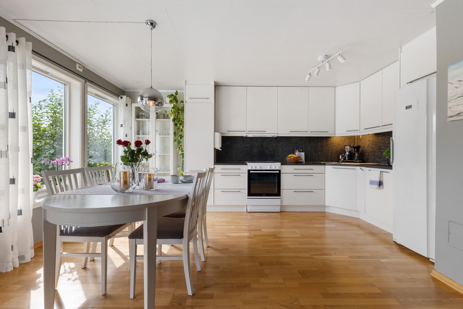 Innholdsrikt kjøkken med plass til stort spisebord. Galleribilde