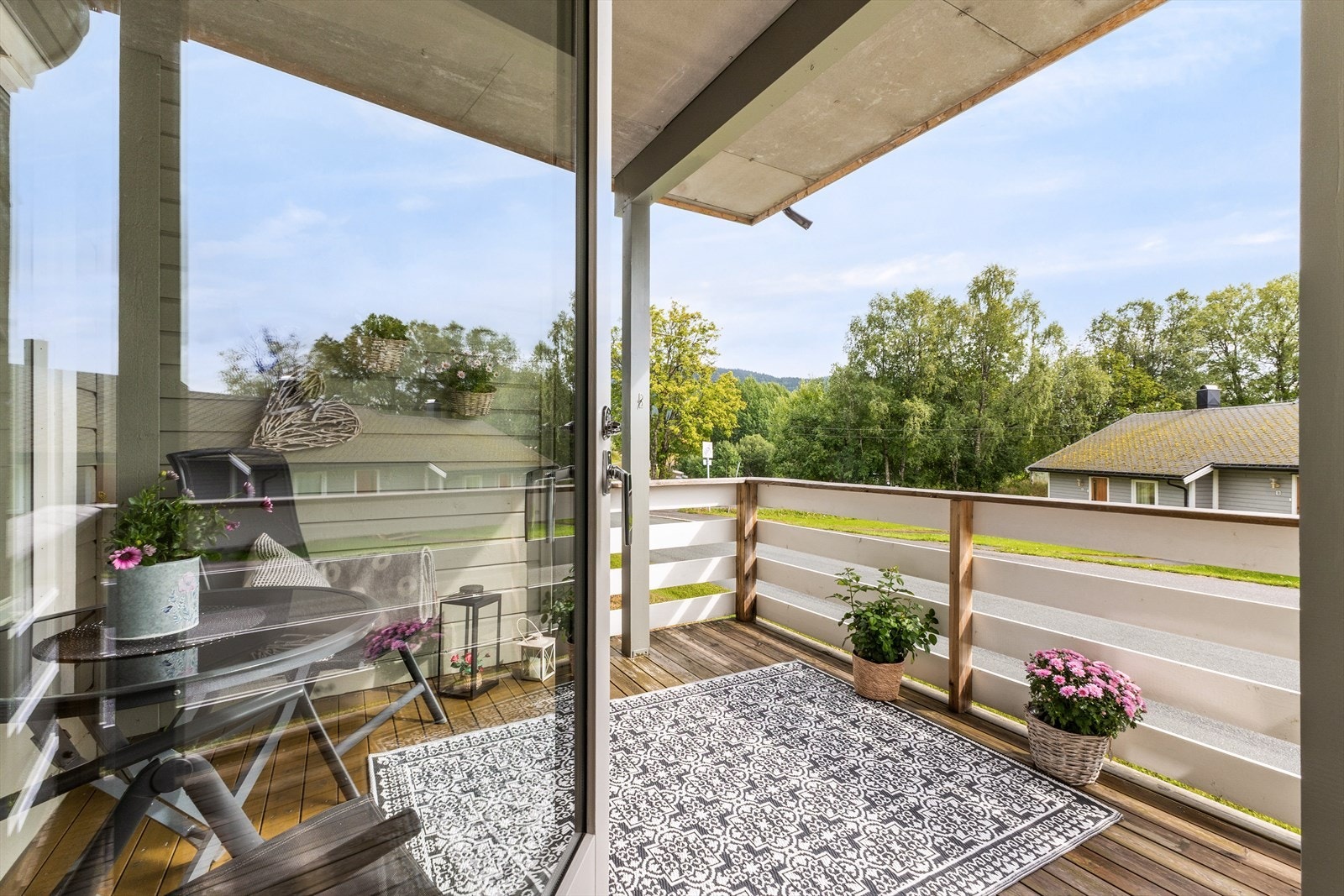 Mot terrasse. Galleribilde