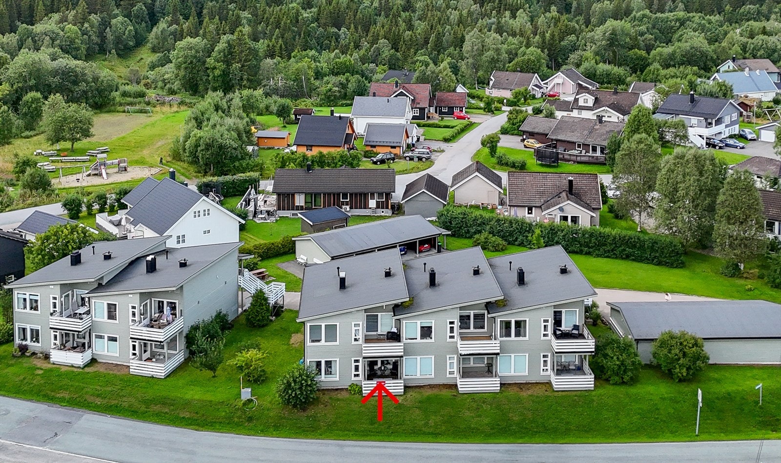 Nå tilbys en sjeldent romslig og pen 3-roms andelsleilighet beliggende på hjørnet med livsløpsstandard og carport, beliggende på Ytteren. Galleribilde