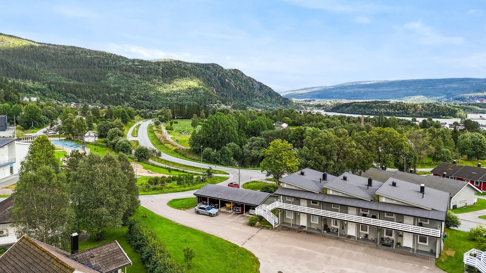 Leiligheten ligger like i nærheten av barneskole, barnehage, flerbrukshall, fotballbane, bussholdeplass m.m Galleribilde