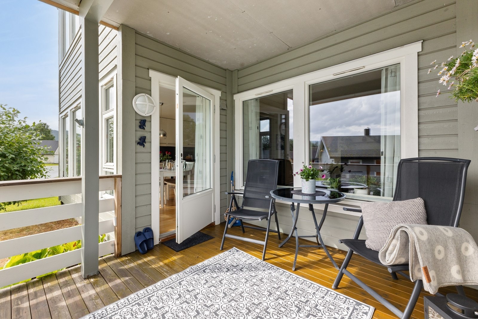 Solrik og overbygd terrasse på ca. 9 m2 med adkomst via dør fra stuen. Galleribilde