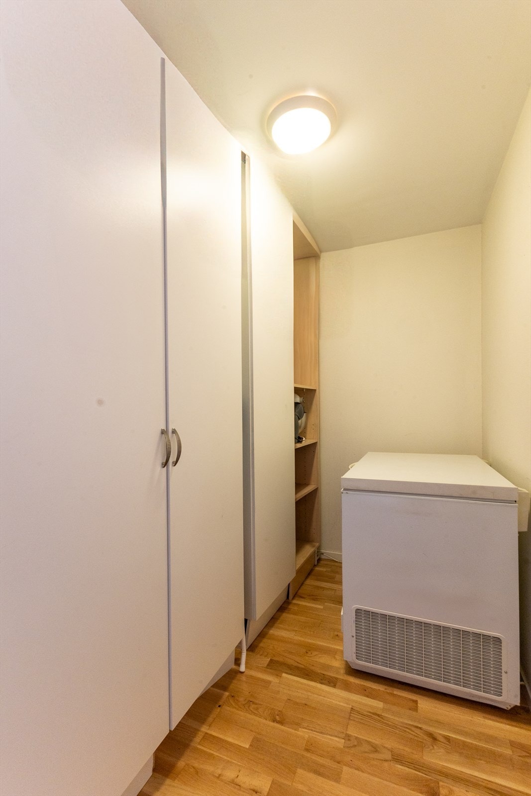 Innvendig bod. Det er i tillegg, en utvendig bod i tilknytning carport. Galleribilde