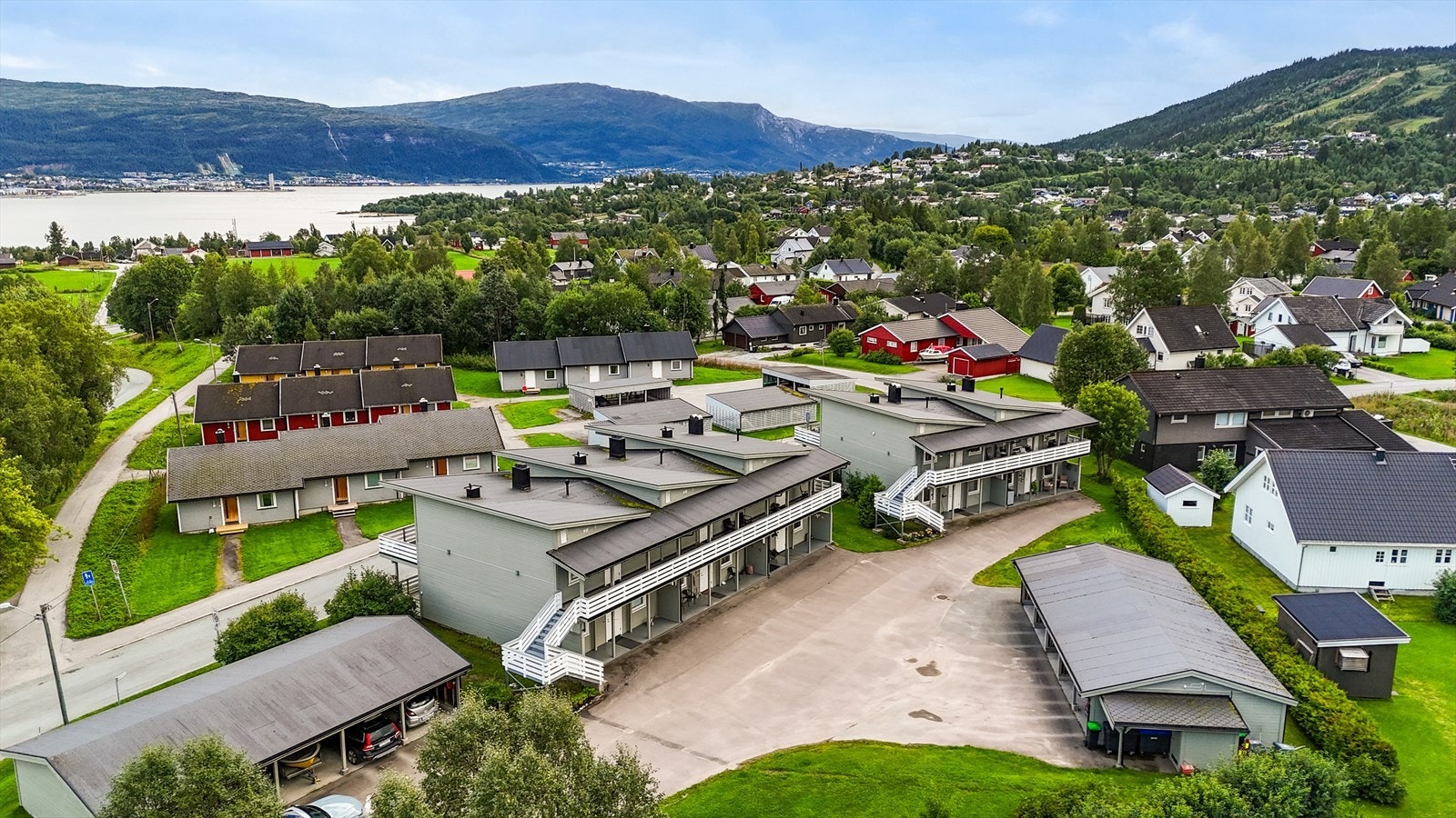 Skillevollen Idrettspark ligger heller ikke langt fra boligen og byr på et av Norges flotteste ski- og skiskytteranlegg, is-bane om vinteren og tennisbaner om sommeren. Fine tur- og rekreasjonsområder er det også på både Ytternfjellet og Båsmofjellet. Galleribilde