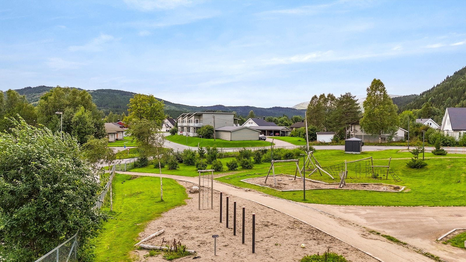 Den flotte lekeplassen til Ytteren skole er like ved. Galleribilde