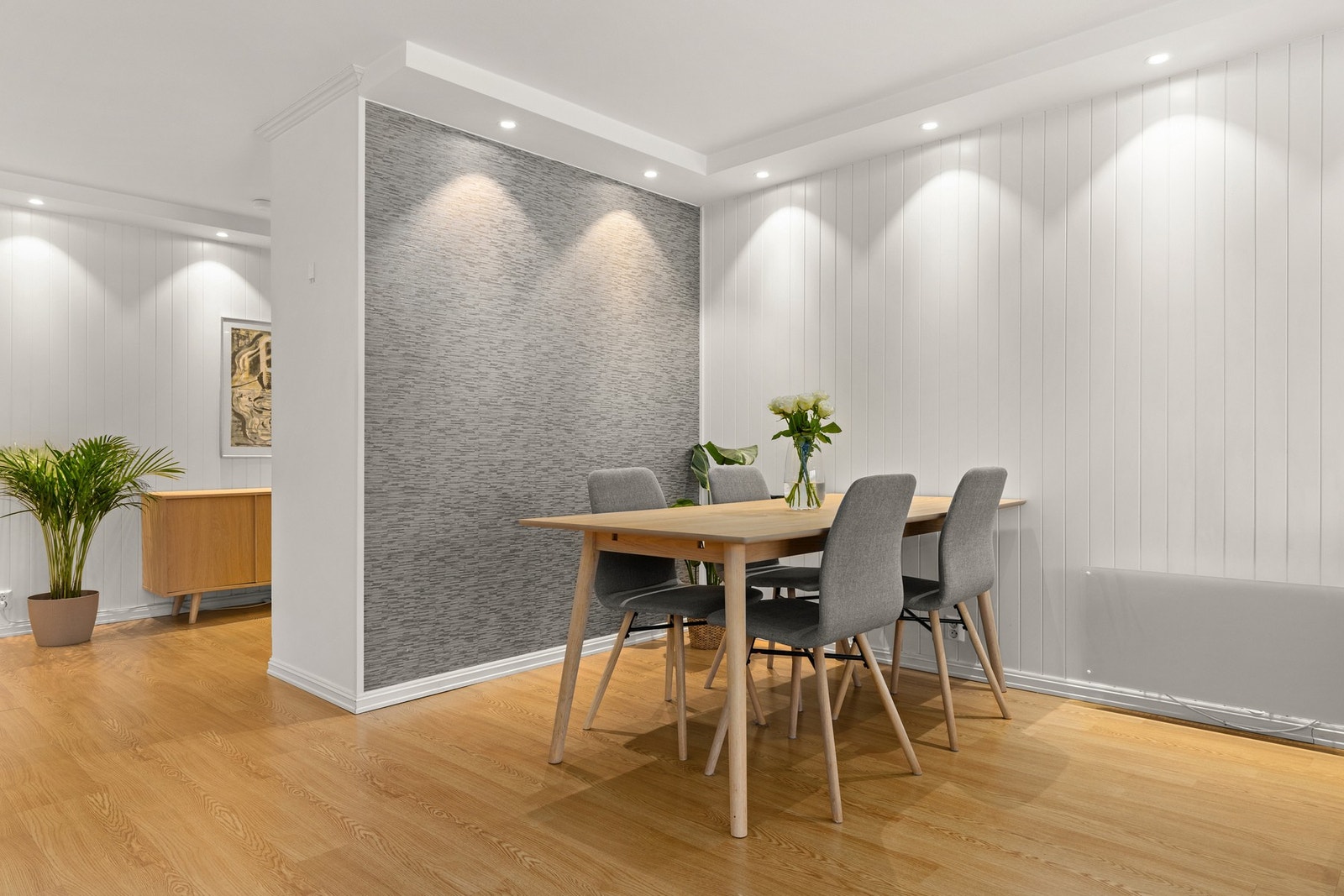 Spisestuen har praktisk tilknytning til kjøkken Galleribilde